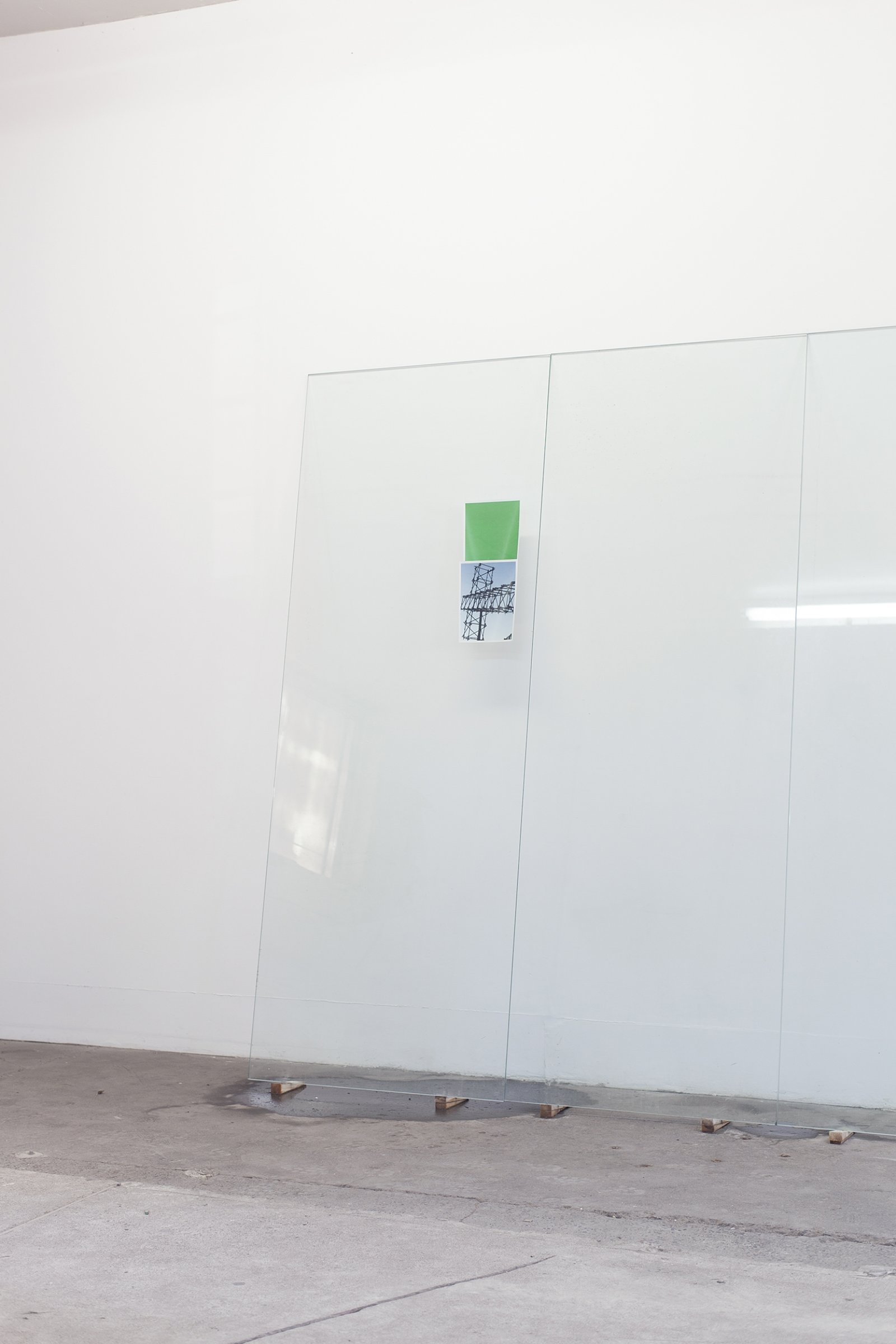 Abbas Akhavan, Untitled (detail), 2018, tempered glass, laser printed photographs, cellophane tape, misting system, water, wood shims, 212 x 96 x 24 in. (539 x 244 x 61 cm). Installation view, Folly, Vie d’ange, Montreal, 2018