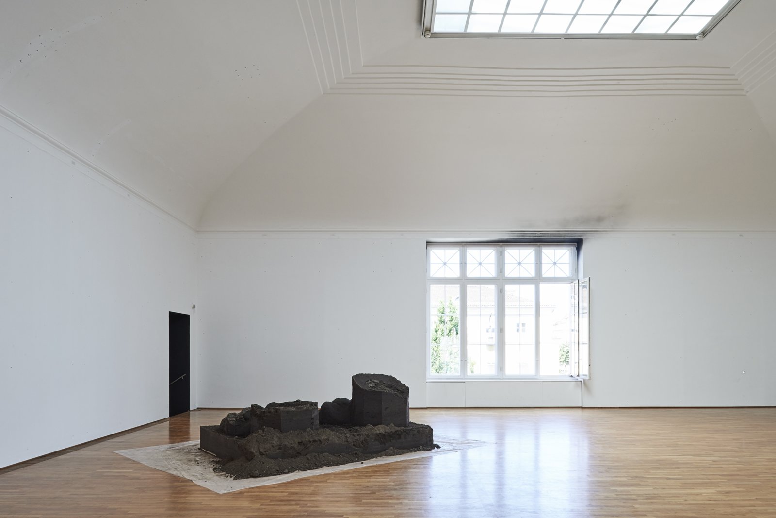 Abbas Akhavan, Variations on Ghost, 2017, soil, water, 47 x 126 x 87 in. (120 x 320 x 220 cm). Installation view, Museum Villa Stuck, Munich, Germany, 2017
