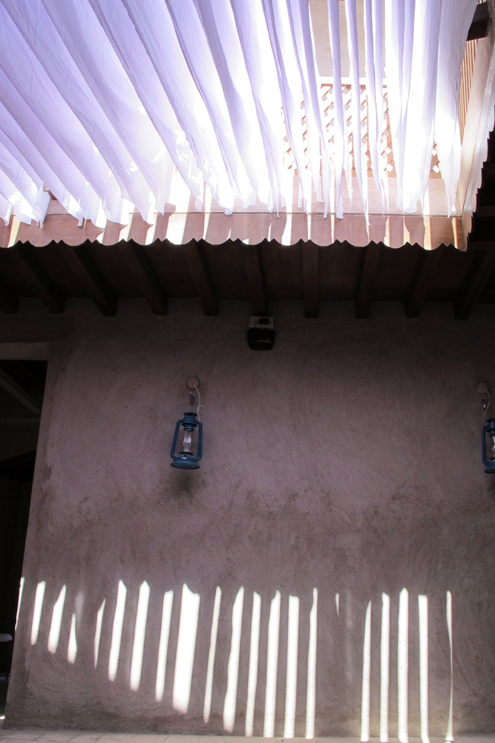 Abbas Akhavan, Variations on Ghosts and Guests: Curtains, 2011, cotton bedsheets, rope, clothespins, dimensions variable. Installation view, Variations on Ghosts and Guests, Delfina Foundation, Dubai, UAE, 2011