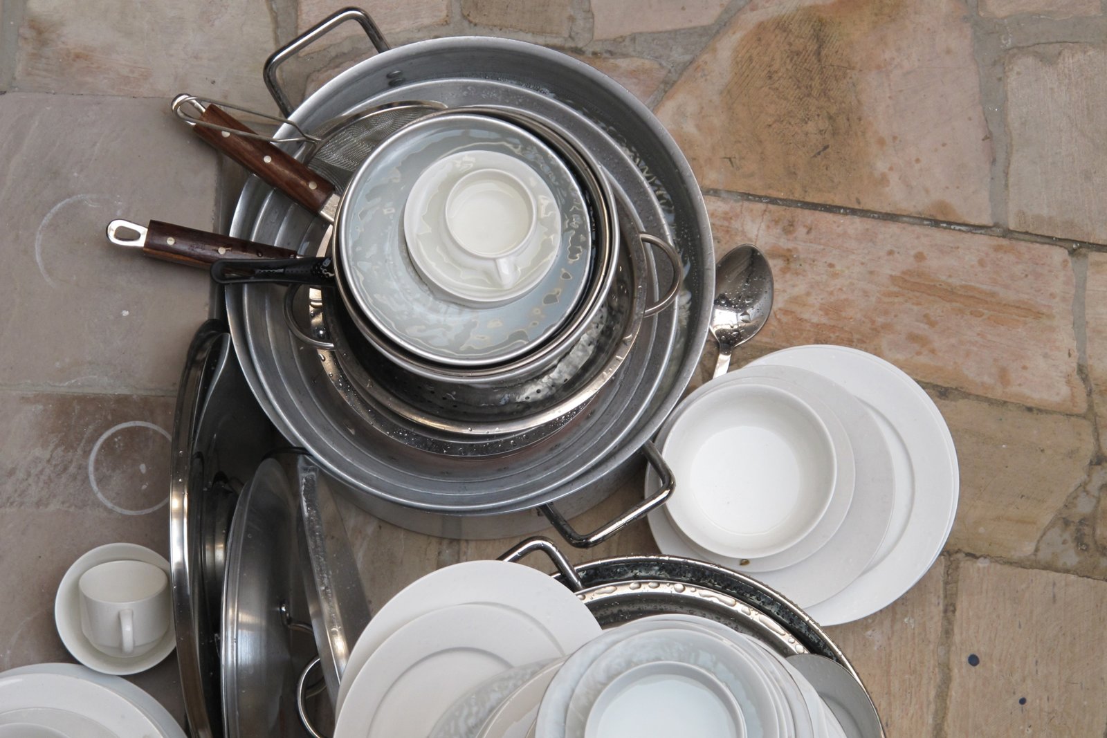 Abbas Akhavan, Variations on Ghosts and Guests: Well, 2011, various dishes, cookware, internal fountain system, water, dimensions variable. Installation view, Variations on Ghosts and Guests, Delfina Foundation, Dubai, UAE, 2011