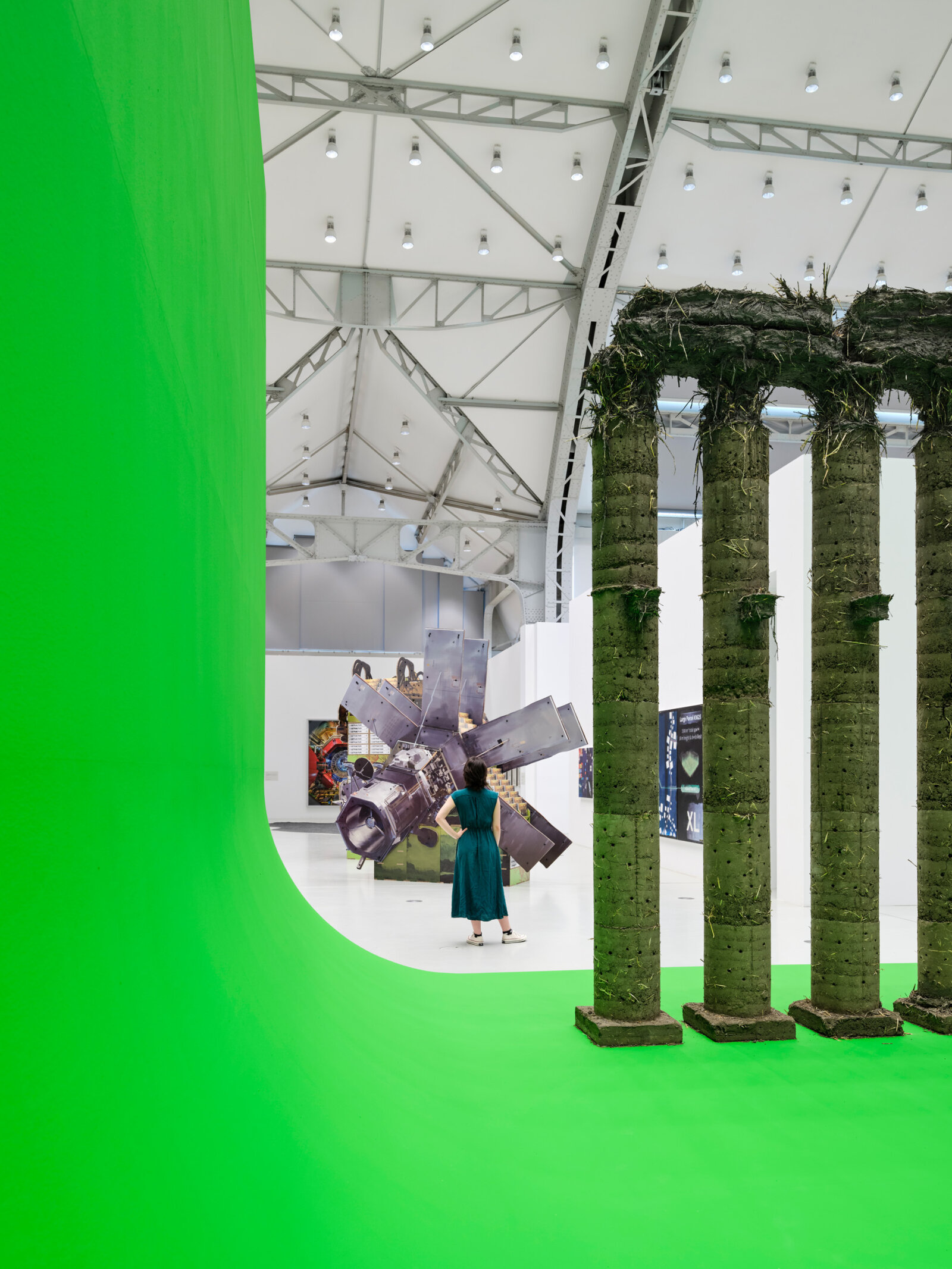 Abbas Akhavan, curtain call, variations on a folly (detail), 2021/2023, barley straw, subsoil, lightweight leca, sharp sand, puddle clay, wood, chromakey green paint, pink noise, 154 x 256 x 484 in. (390 x 650 x 1230 cm). Installation view, Survival in the 21st Century, Deichtorhallen, Hamburg, 2024