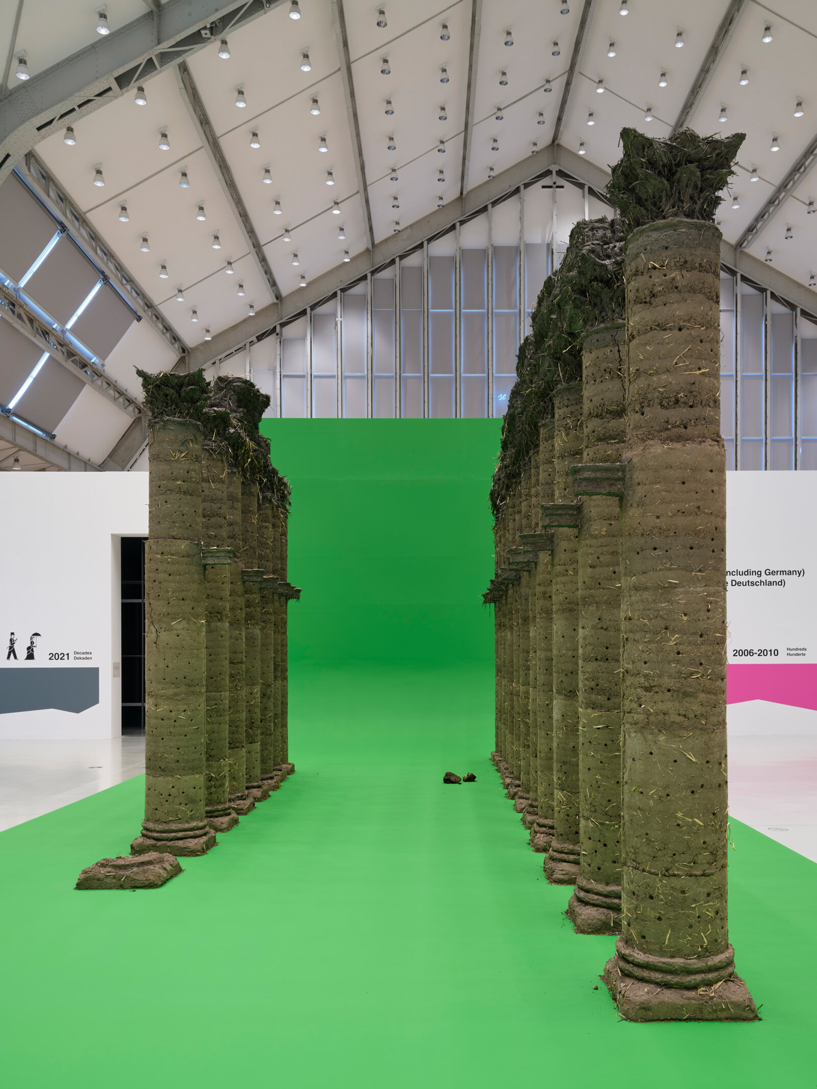 Abbas Akhavan, curtain call, variations on a folly (detail), 2021/2023, barley straw, subsoil, lightweight leca, sharp sand, puddle clay, wood, chromakey green paint, pink noise, 154 x 256 x 484 in. (390 x 650 x 1230 cm). Installation view, Survival in the 21st Century, Deichtorhallen, Hamburg, 2024
