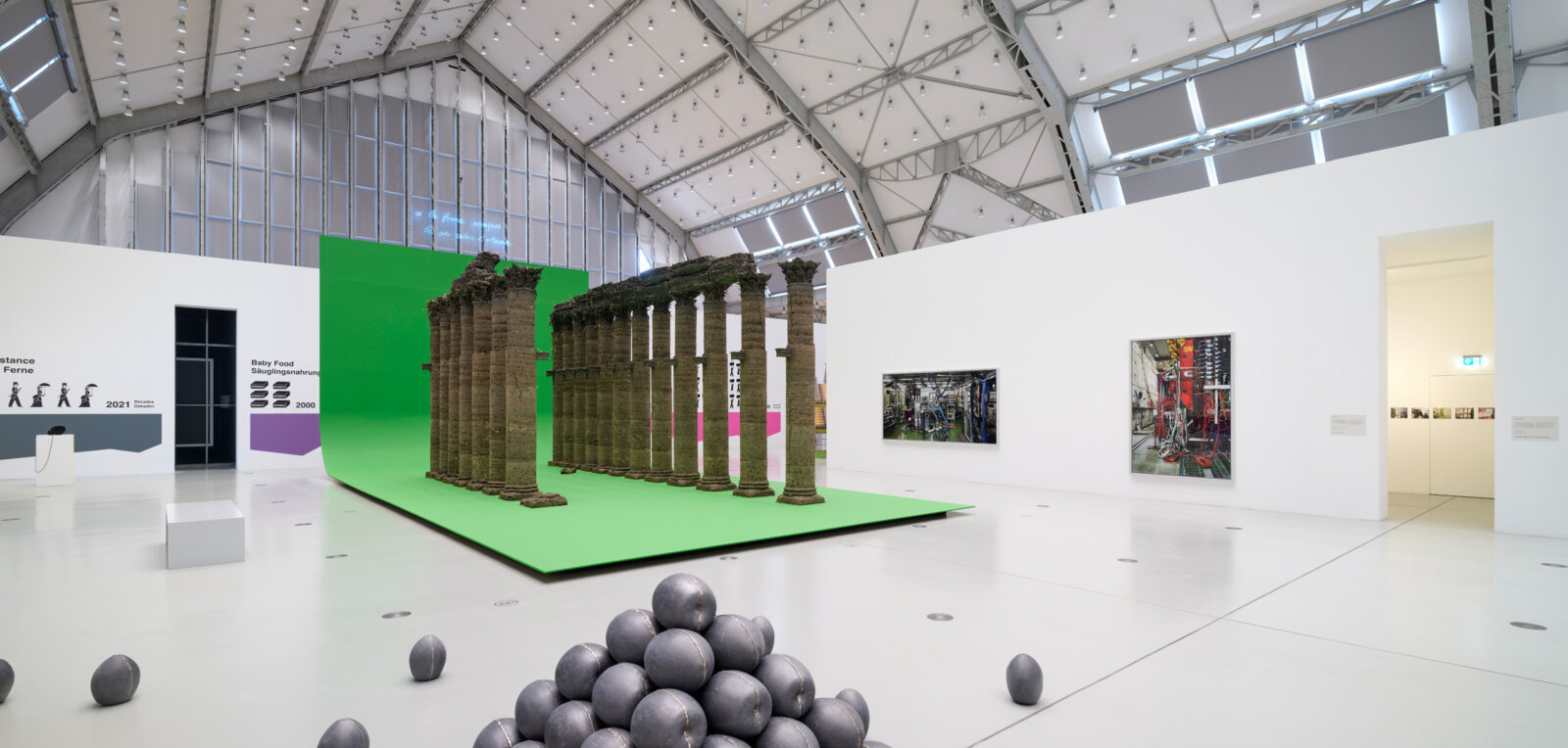 Abbas Akhavan, curtain call, variations on a folly, 2021/2023, barley straw, subsoil, lightweight leca, sharp sand, puddle clay, wood, chromakey green paint, pink noise, 154 x 256 x 484 in. (390 x 650 x 1230 cm). Installation view, Survival in the 21st Century, Deichtorhallen, Hamburg, 2024
