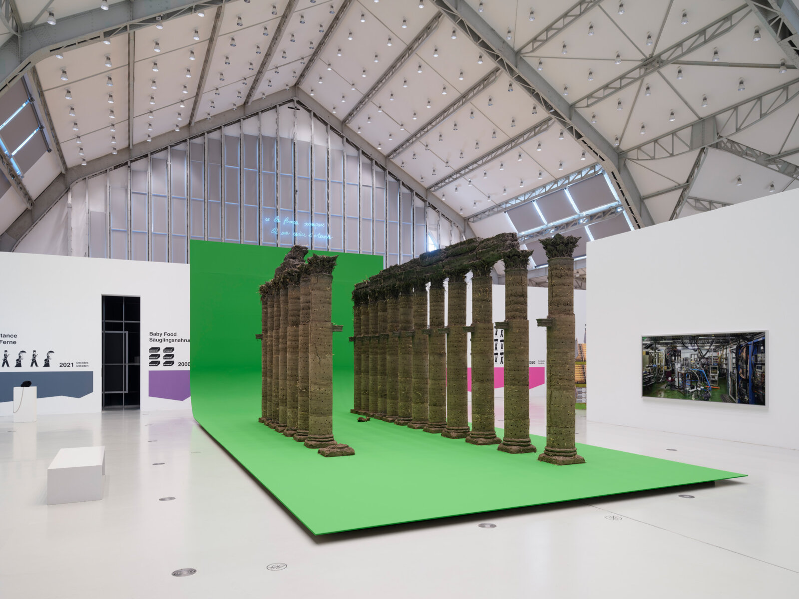 Abbas Akhavan, curtain call, variations on a folly, 2021/2023, barley straw, subsoil, lightweight leca, sharp sand, puddle clay, wood, chromakey green paint, pink noise, 154 x 256 x 484 in. (390 x 650 x 1230 cm). Installation view, Survival in the 21st Century, Deichtorhallen, Hamburg, 2024
