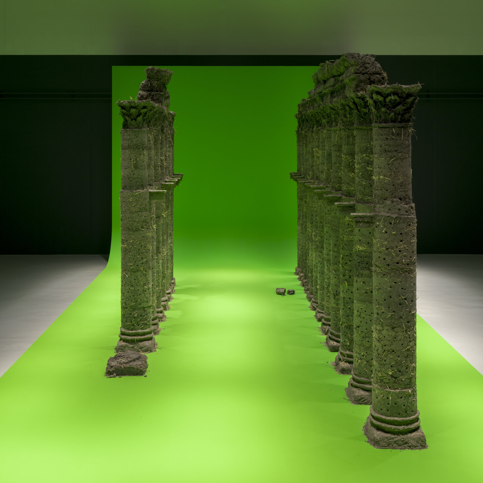 Abbas Akhavan, curtain call, variations on a folly, 2021/2023, barley straw, subsoil, lightweight leca, sharp sand, puddle clay, wood, chromakey green paint, pink noise, 154 x 256 x 484 in. (390 x 650 x 1230 cm). Installation view, curtain call, Copenhagen Contemporary, Denmark, 2023