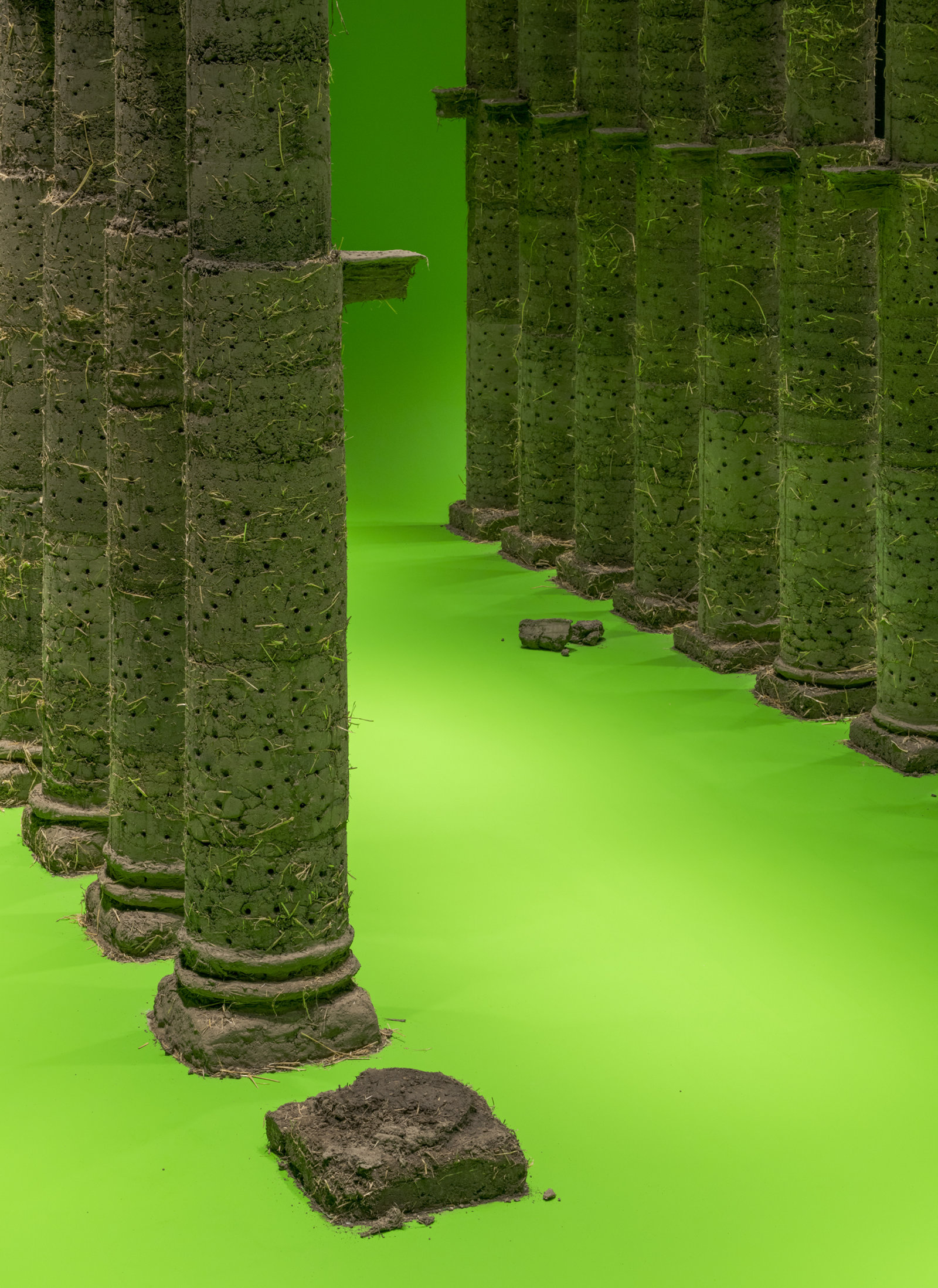 Abbas Akhavan, curtain call, variations on a folly (detail), 2021/2023, barley straw, subsoil, lightweight leca, sharp sand, puddle clay, wood, chromakey green paint, pink noise, 154 x 256 x 484 in. (390 x 650 x 1230 cm). Installation view, curtain call, Copenhagen Contemporary, Denmark, 2023