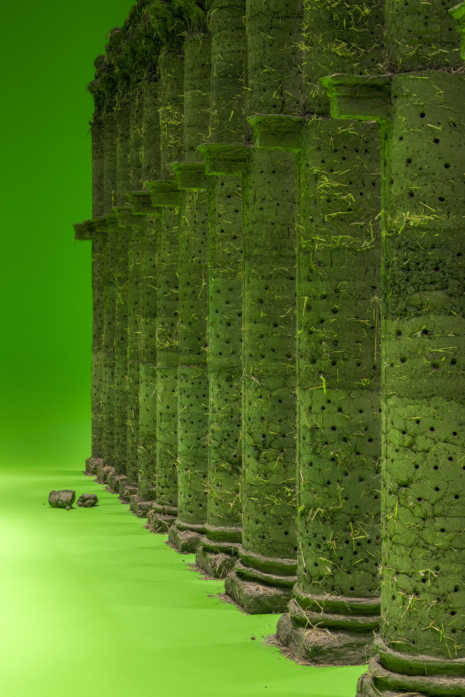Abbas Akhavan, curtain call, variations on a folly (detail), 2021/2023, barley straw, subsoil, lightweight leca, sharp sand, puddle clay, wood, chromakey green paint, pink noise, 154 x 256 x 484 in. (390 x 650 x 1230 cm). Installation view, curtain call, Copenhagen Contemporary, Denmark, 2023