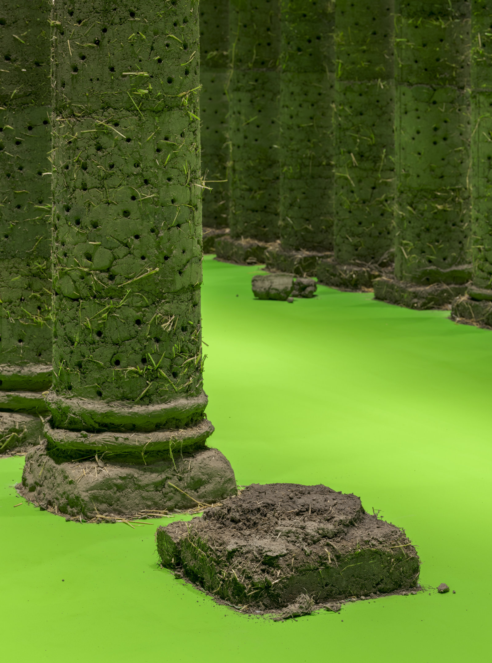 Abbas Akhavan, curtain call, variations on a folly (detail), 2021/2023, barley straw, subsoil, lightweight leca, sharp sand, puddle clay, wood, chromakey green paint, pink noise, 154 x 256 x 484 in. (390 x 650 x 1230 cm). Installation view, curtain call, Copenhagen Contemporary, Denmark, 2023
