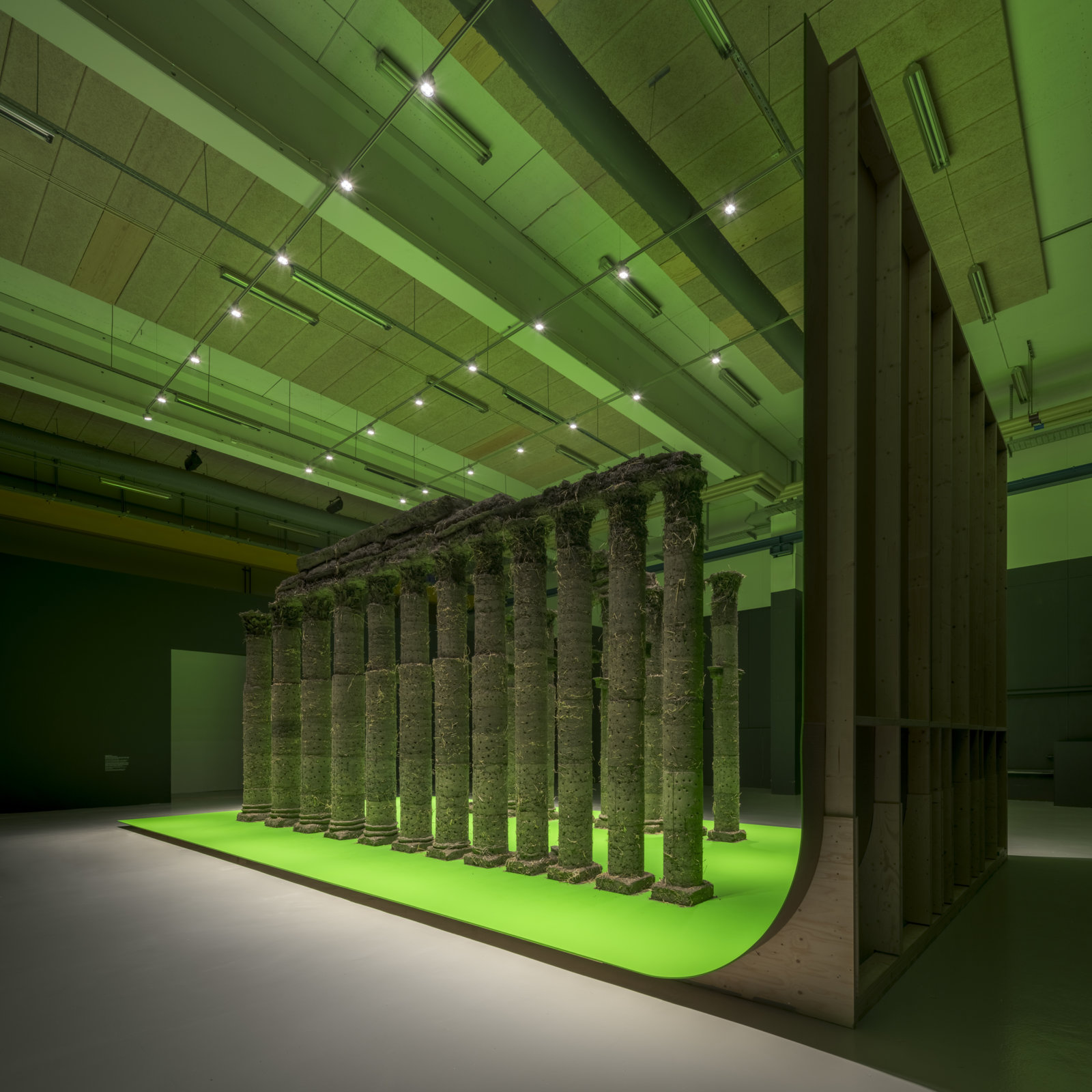 Abbas Akhavan, curtain call, variations on a folly, 2021/2023, barley straw, subsoil, lightweight leca, sharp sand, puddle clay, wood, chromakey green paint, pink noise, 154 x 256 x 484 in. (390 x 650 x 1230 cm). Installation view, curtain call, Copenhagen Contemporary, Denmark, 2023