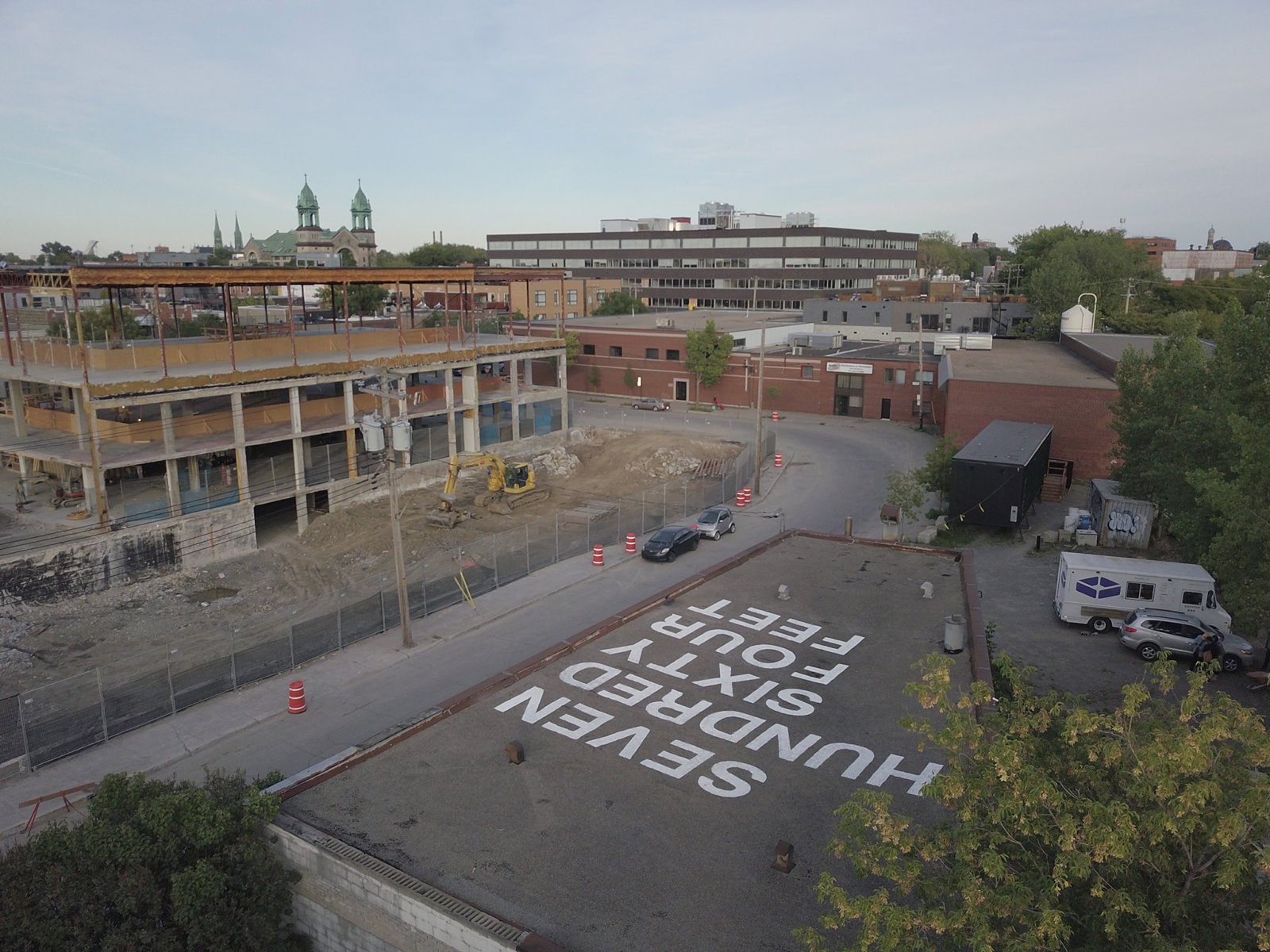 Abbas Akhavan, sept cent soixante quatre pieds, 2018, paint on rooftop, 384 x 456 in. (975 x 1158 cm). Installation view, Folly, Vie d’ange, Montreal, 2018