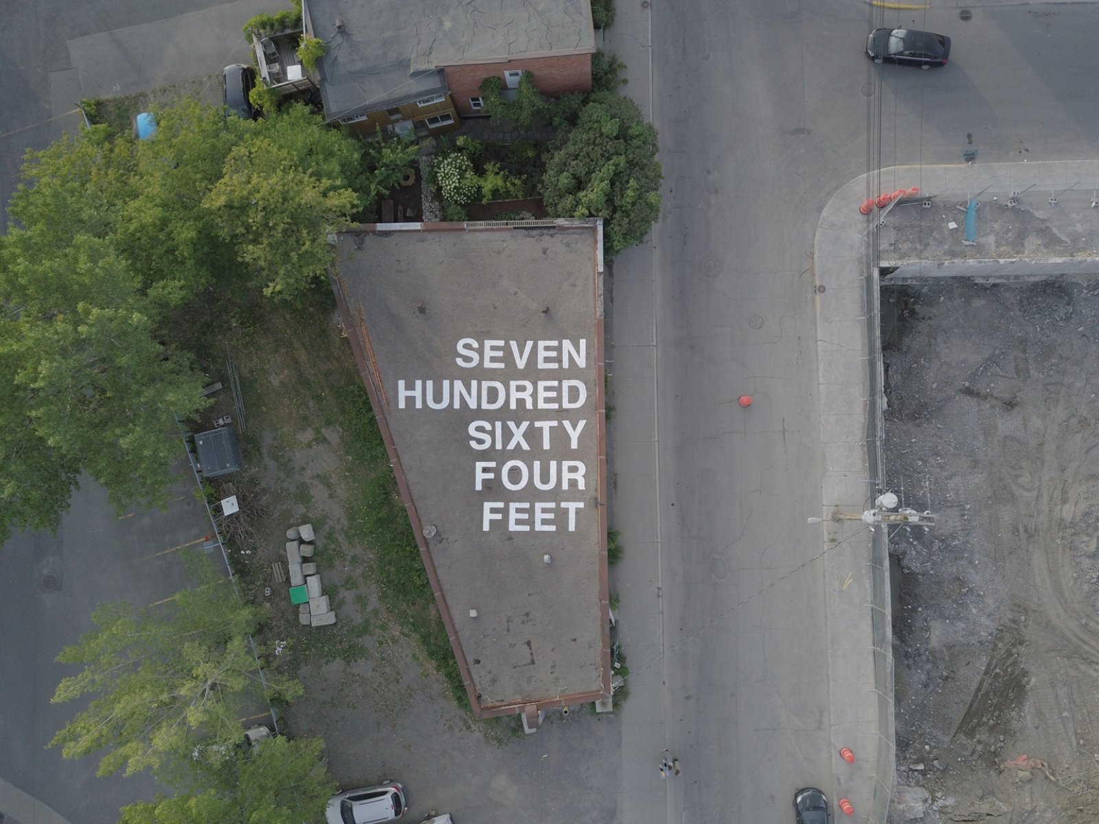 Abbas Akhavan, sept cent soixante quatre pieds, 2018, paint on rooftop, 384 x 456 in. (975 x 1158 cm). Installation view, Folly, Vie d’ange, Montreal, 2018