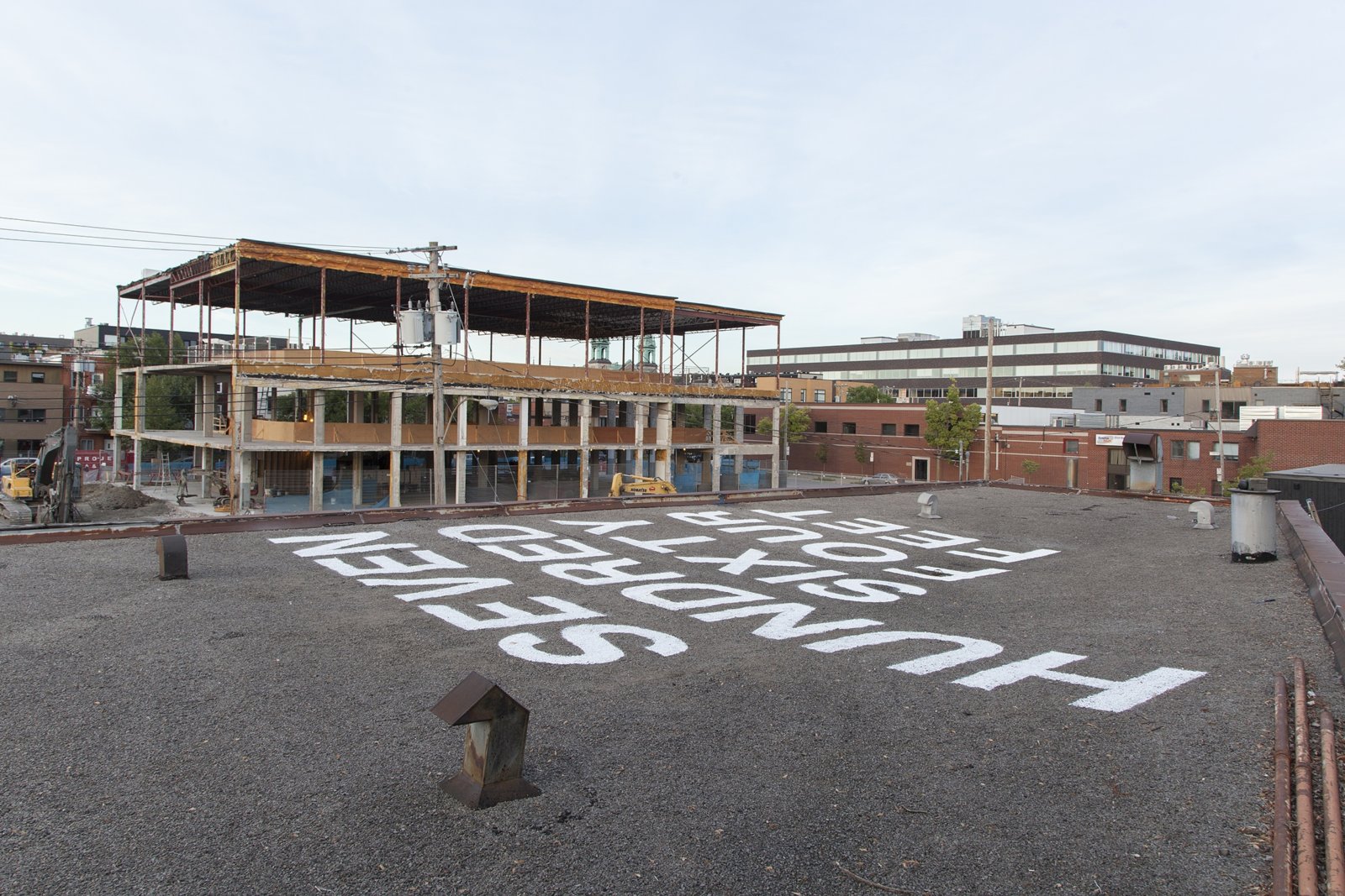 Abbas Akhavan, sept cent soixante quatre pieds, 2018, paint on rooftop, 384 x 456 in. (975 x 1158 cm). Installation view, Folly, Vie d’ange, Montreal, 2018