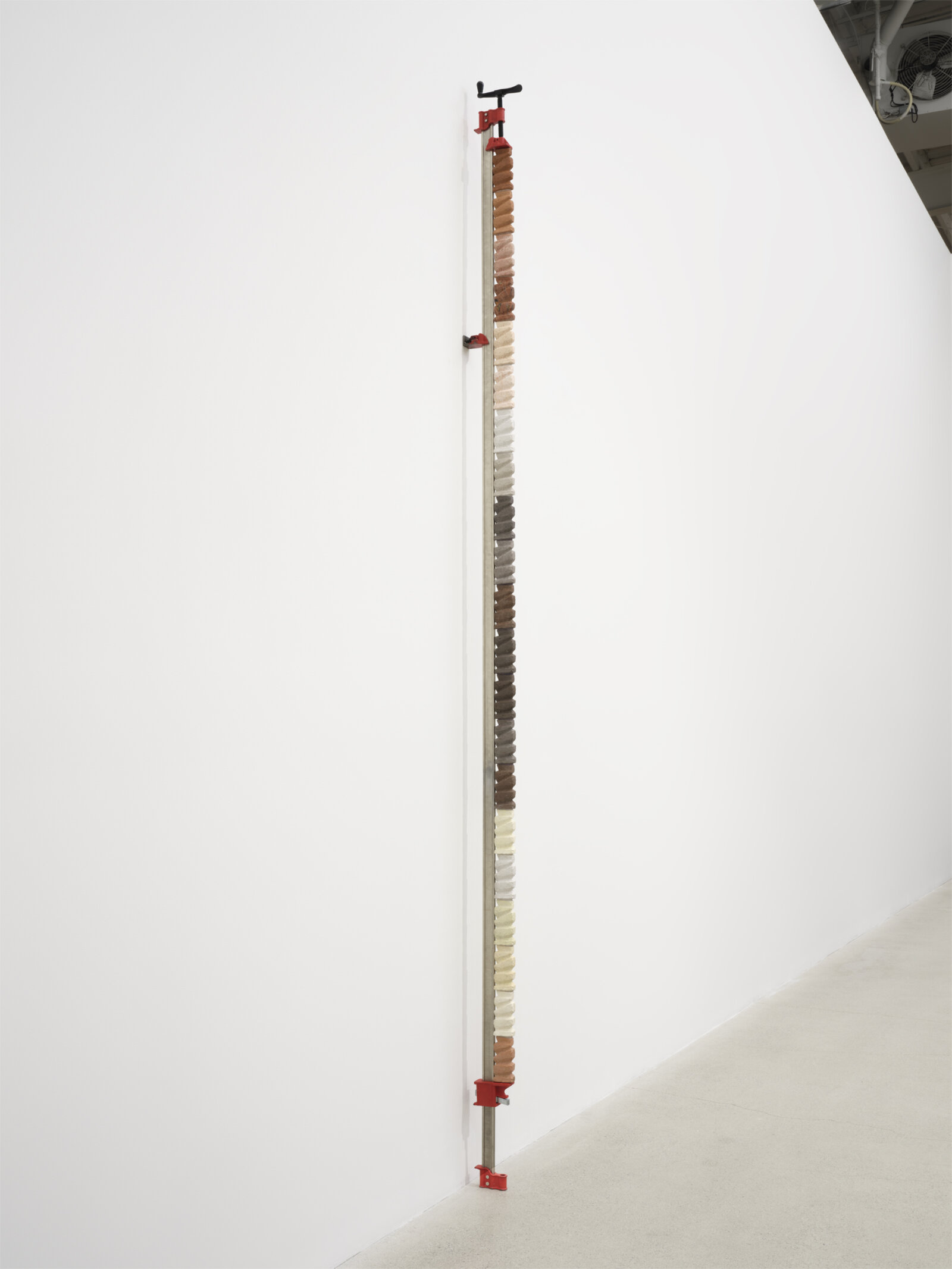 Valérie Blass, Beauté inadressée / Unaddressed beauty, 2024, hydrocal cement, forton acrylic, metal clamp, steel rod, 130 x 7 x 2 in. (330 x 18 x 5 cm)