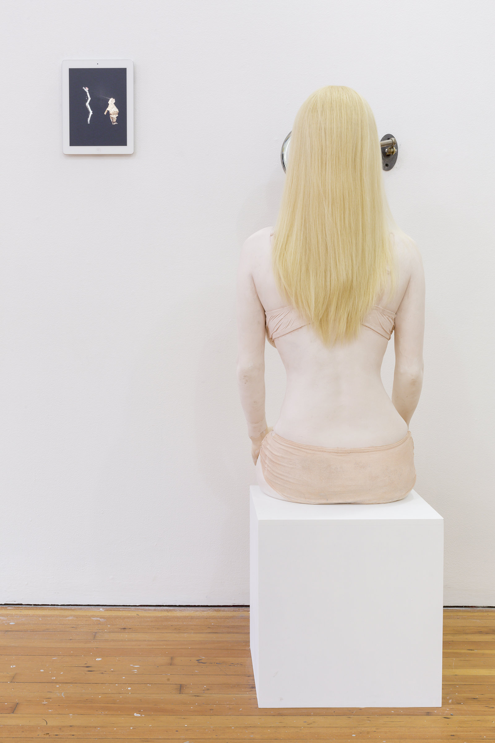Valérie Blass, Dr. Mabuse Psychanalyste, 2014, forton, wig, mirror, modeling clay, plinth, 51 x 24 x 17 in. (130 x 61 x 42 cm)
