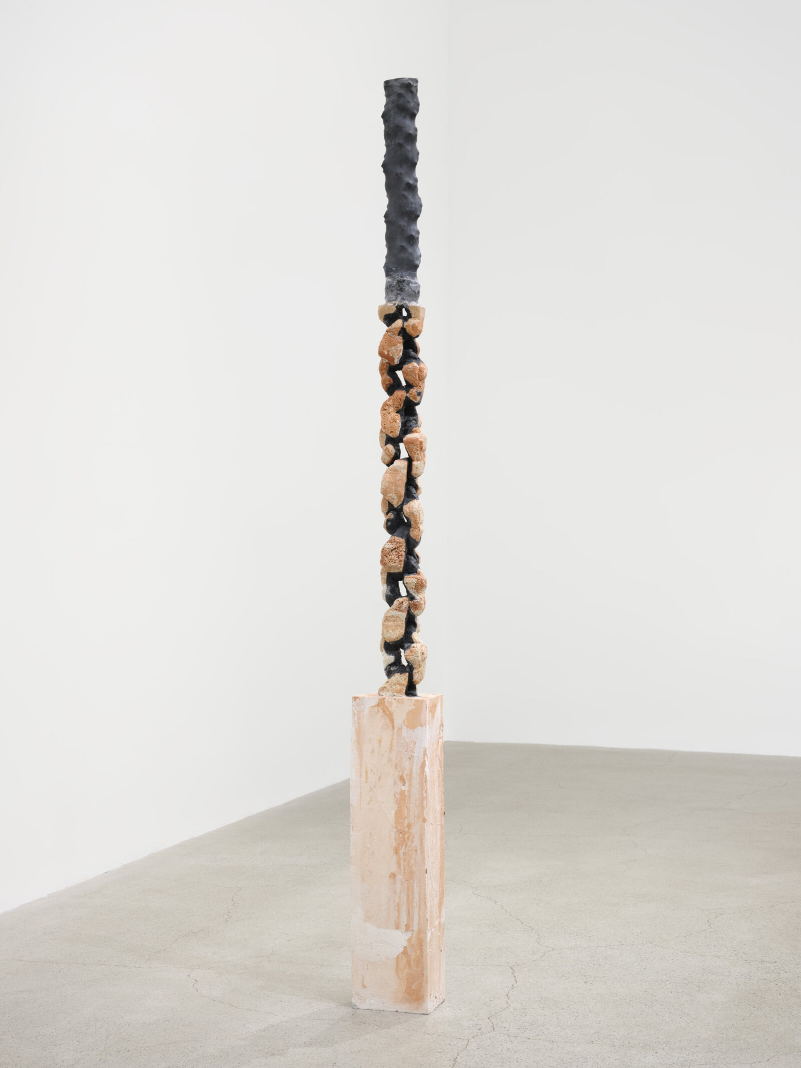 Valérie Blass, Détail qui tue / Killer detail, 2024, hydrocal cement, sodium bicarbonate, pigments, 97 x 8 x 7 in. (246 x 20 x 17 cm)