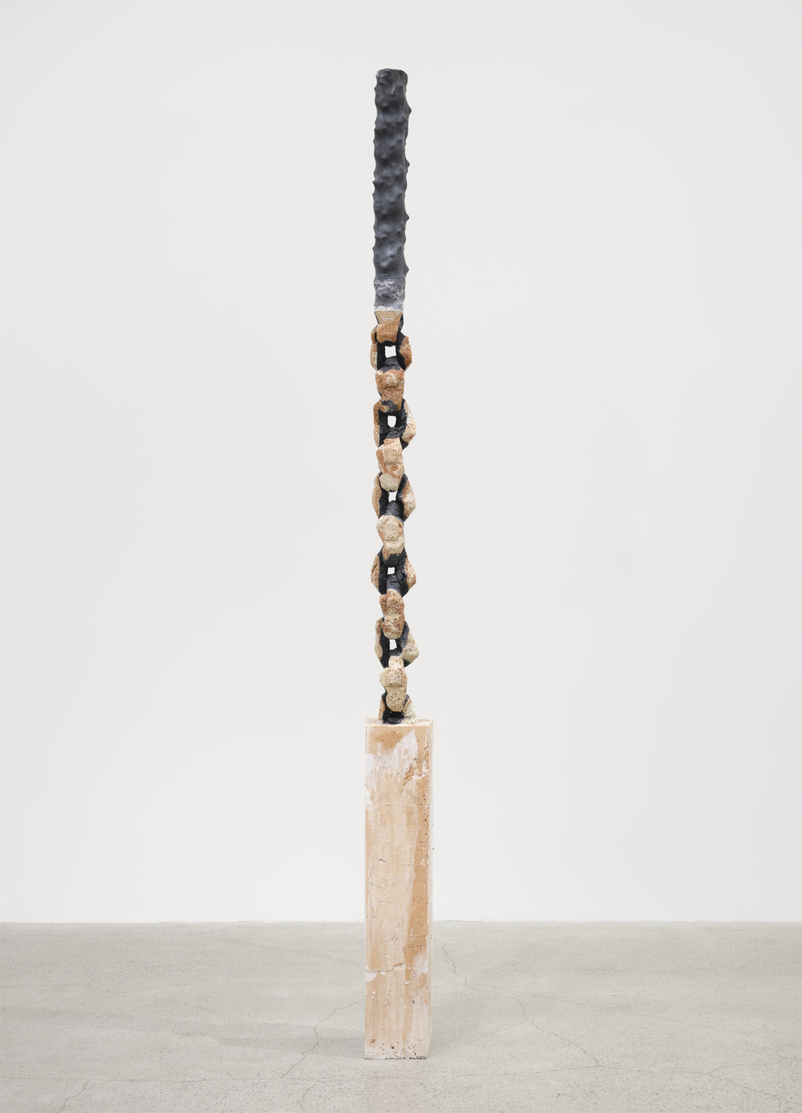 Valérie Blass, Détail qui tue / Killer detail, 2024, hydrocal cement, sodium bicarbonate, pigments, 97 x 8 x 7 in. (246 x 20 x 17 cm)
