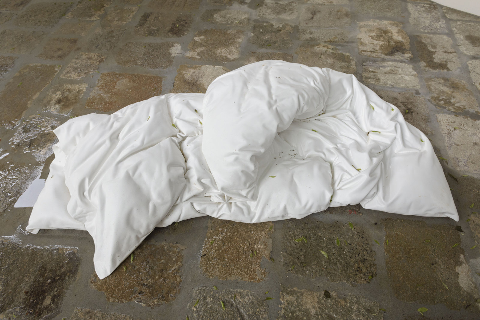 Geoffrey Farmer, Duvet, 2017, cast aluminum, waterworks, 28 x 47 x 79 in. (70 x 120 x 200 cm). Installation view, A way out of the mirror, Canada Pavilion, 57th Venice Biennale, Venice, Italy