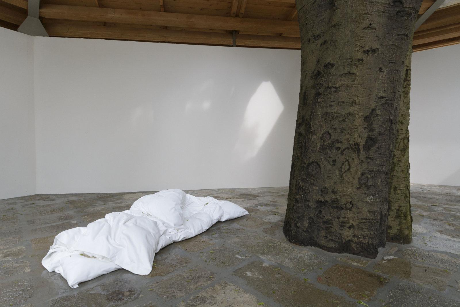 Geoffrey Farmer, Duvet, 2017, cast aluminum, waterworks, 28 x 47 x 79 in. (70 x 120 x 200 cm). Installation view, A way out of the mirror, Canada Pavilion, 57th Venice Biennale, Venice, Italy