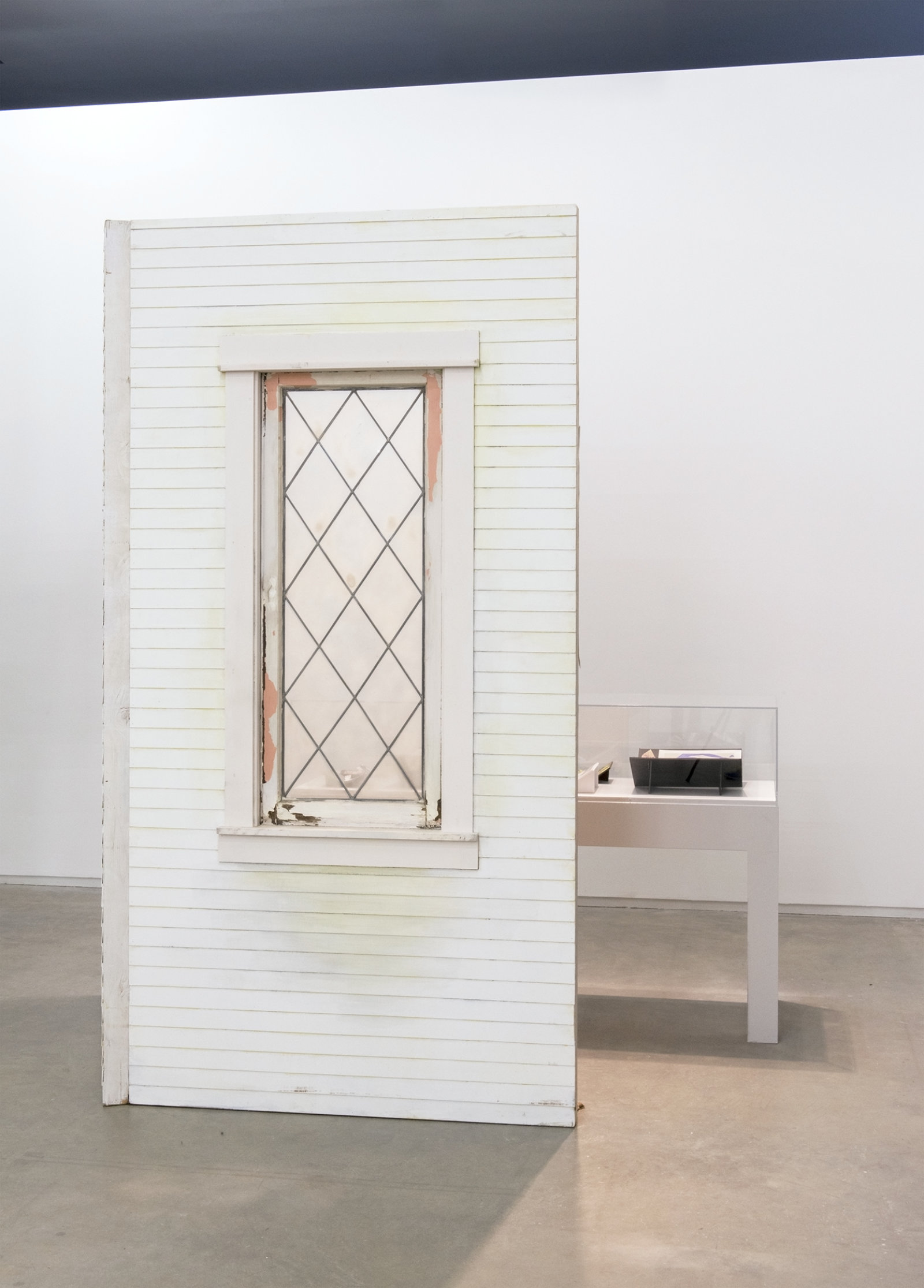 Geoffrey Farmer, Journals with Norman Bates (Fountain), 2014, vitrine with 8 cut-outs collaged on foamcore, 2 wooden wall façades, paint, window, sandbags, framed cut-outs and ink mounted on paper, dimensions variable