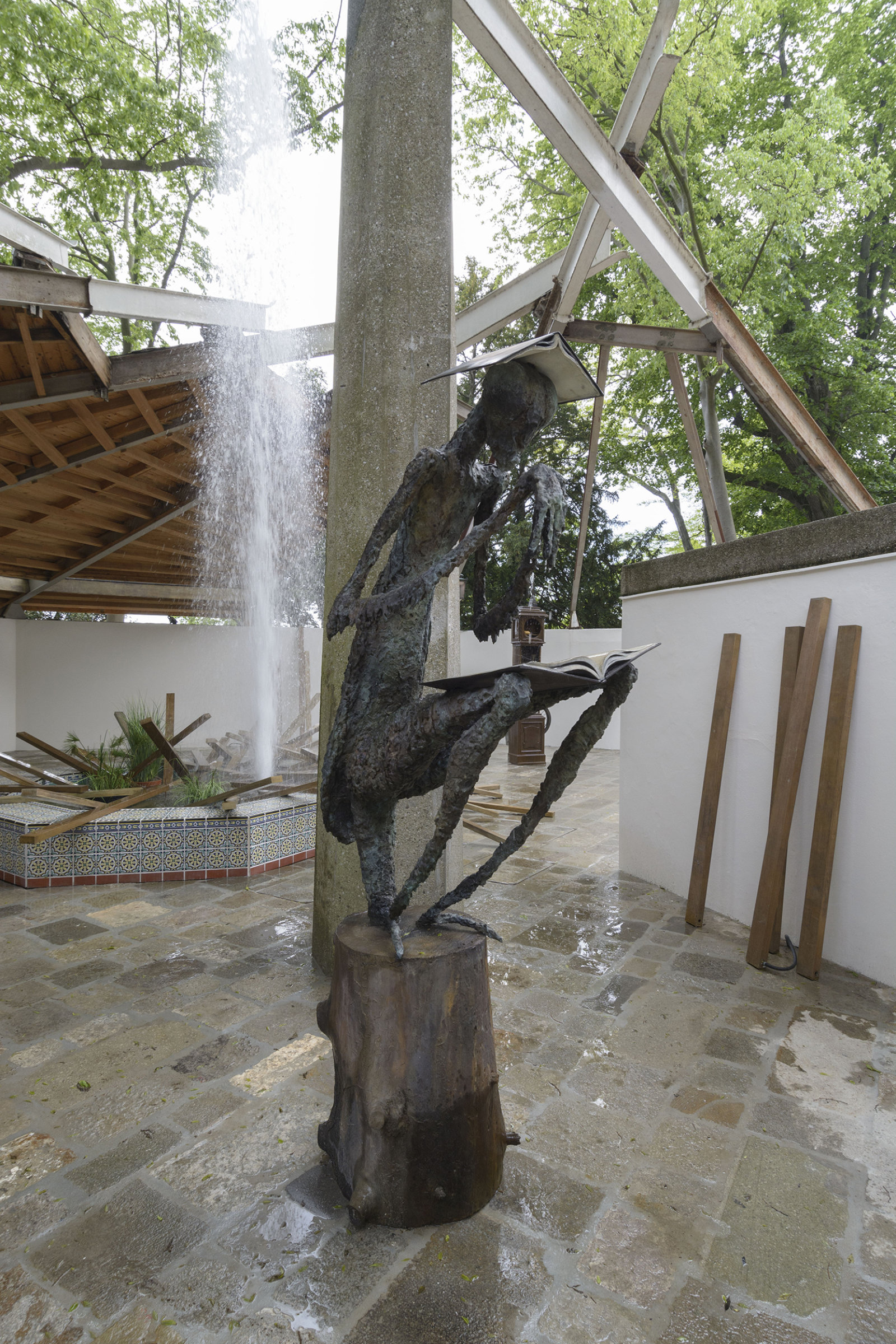 Geoffrey Farmer, Praying Mantis, 2017, cast bronze, waterworks, 97 x 35 x 48 in. (246 x 88 x 123 cm). Installation view, A way out of the mirror, Canada Pavilion, 57th Venice Biennale, Venice, Italy