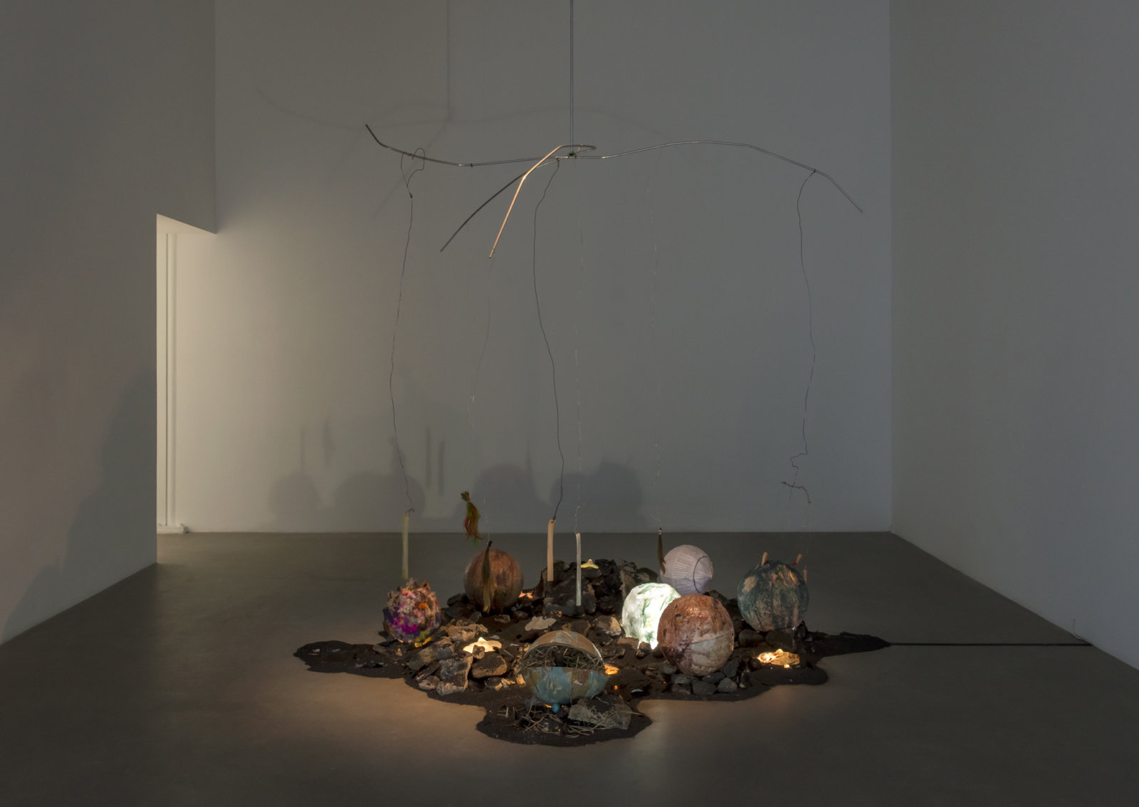 Kasper Feyrer, Device for sensing habitable zones, 2018, copper slag, latex, wax, worbla, paper, fur, feather, amaranth seed, plaster, gelatin, gummies, globe, rat toy, hay, dried weeds, silicone, wire mesh, coins, mineral rocks, fused glass faces, rocks, concrete, motor, 136 x 109 x 108 in. (354 x 277 x 274 cm)