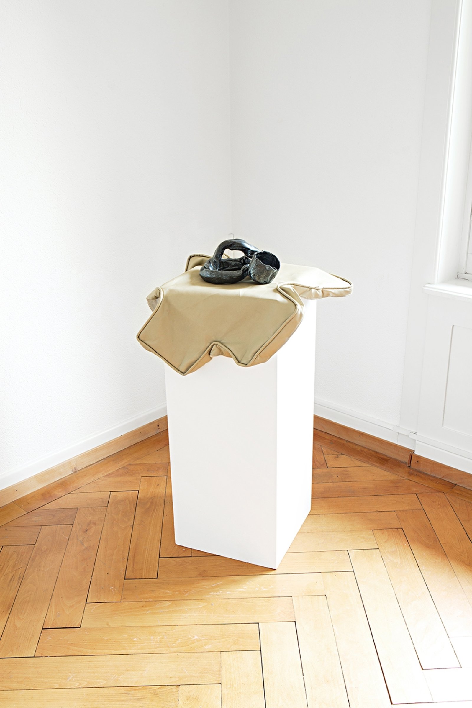 Rochelle Goldberg, I See You P!, 2014, glazed ceramic and cushion, dimensions variable
