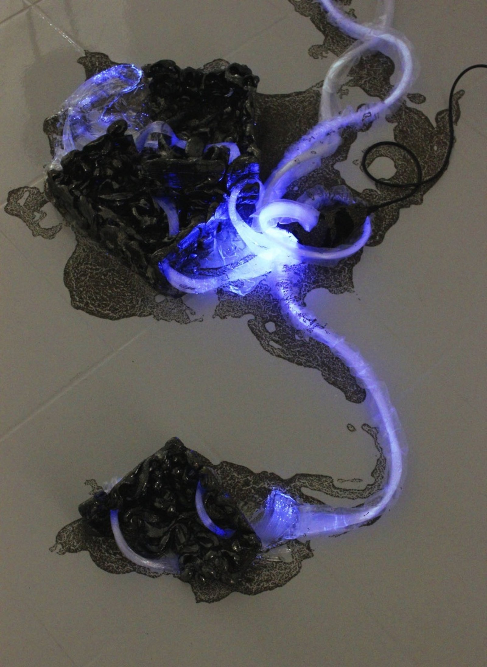 Rochelle Goldberg, Leaked Into Fixture (detail), 2015, fibre-optic fibres, cables, ceramic, resin, chia seeds, LED bulb, 8 x 99 x 58 in. (20 x 250 x 147 cm). Installation view, BODY BILDUNG, Galerie Max Mayer, Dusseldorf, Germany, 2015