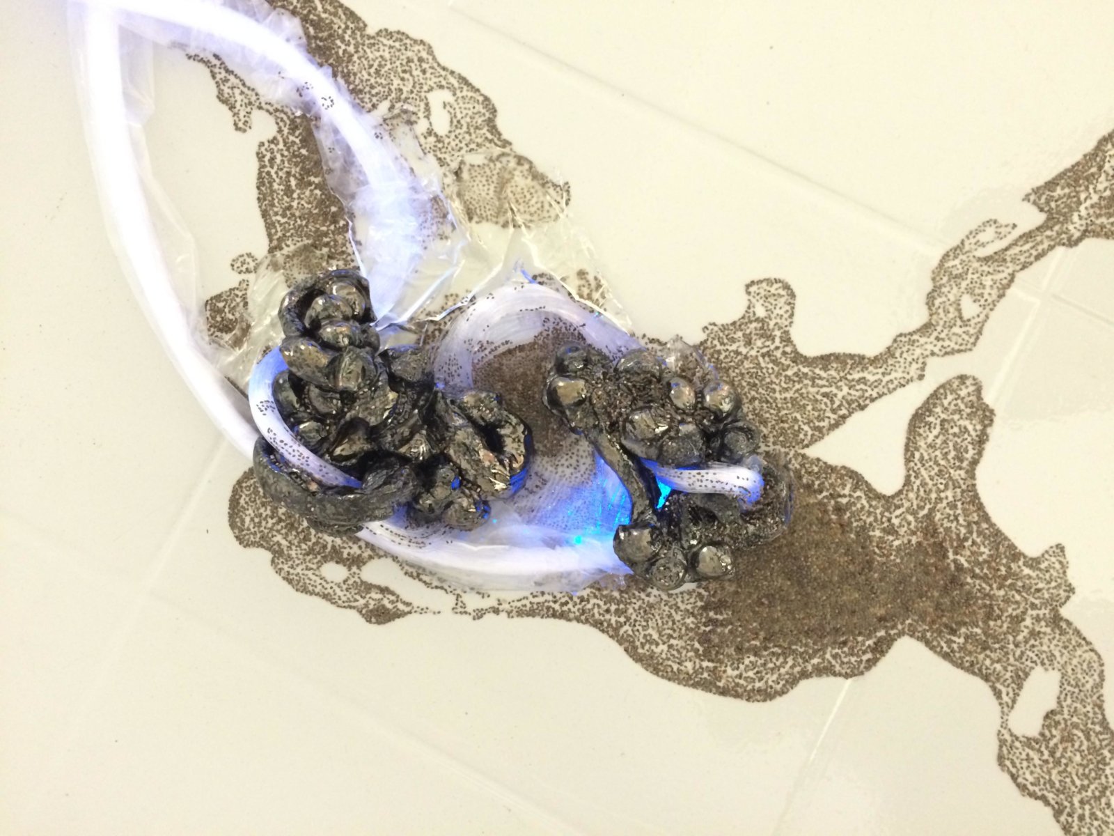 Rochelle Goldberg, Leaked Into Fixture (detail), 2015, fibre-optic fibres, cables, ceramic, resin, chia seeds, LED bulb, 8 x 99 x 58 in. (20 x 250 x 147 cm). Installation view, BODY BILDUNG, Galerie Max Mayer, Dusseldorf, Germany, 2015