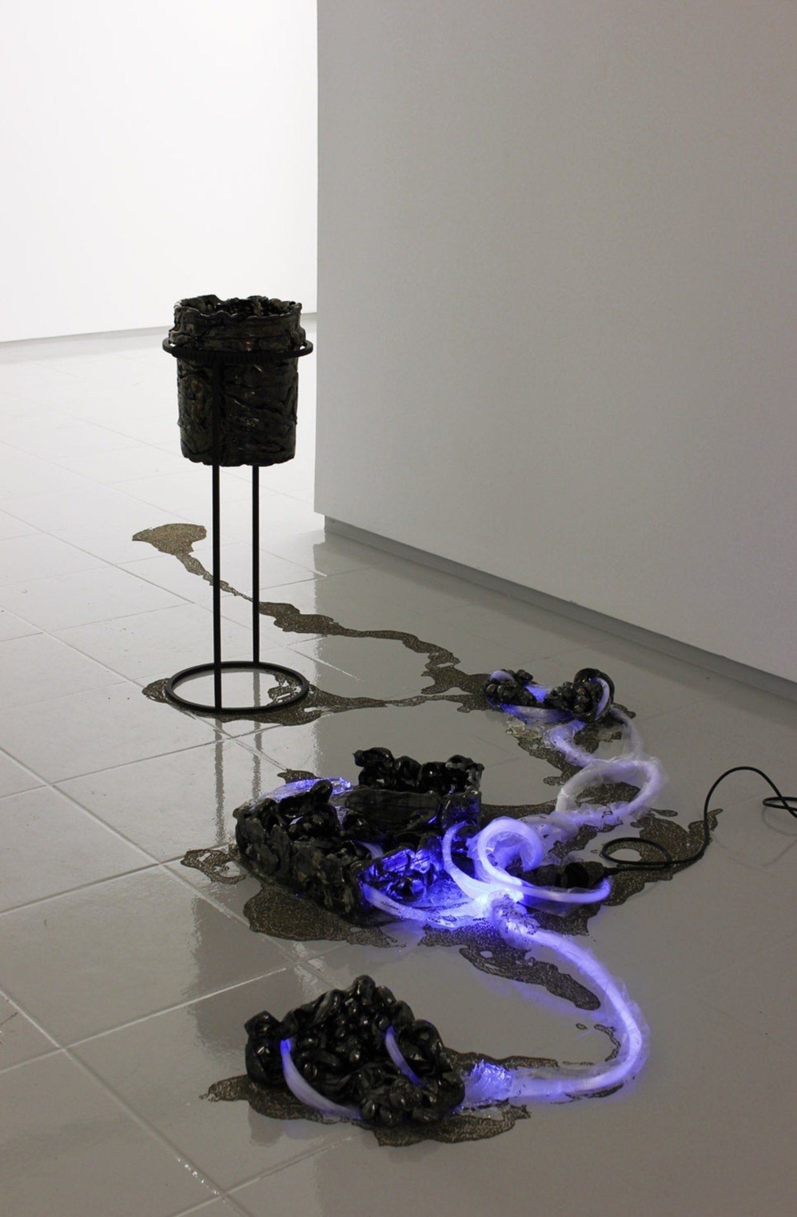 Rochelle Goldberg, Leaked Into Fixture, 2015, fibre-optic fibres, cables, ceramic, resin, chia seeds, LED bulb, 8 x 99 x 58 in. (20 x 250 x 147 cm). Installation view, BODY BILDUNG, Galerie Max Mayer, Dusseldorf, Germany, 2015