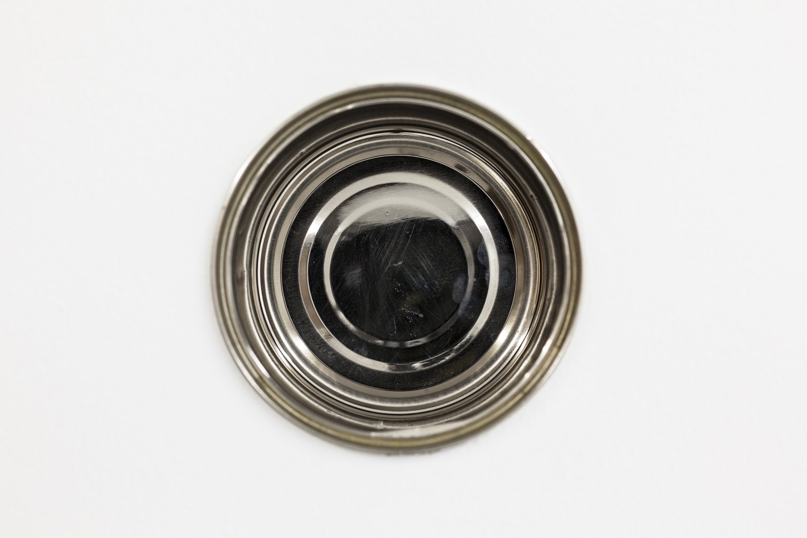 Rochelle Goldberg, Tan of Cuna, 2013, mirror finished tuna can, 3 x 3 x 2 in. (9 x 9 x 4 cm). Installation view, Descartes’ Daughter, Swiss Institute, New York, USA, 2013
