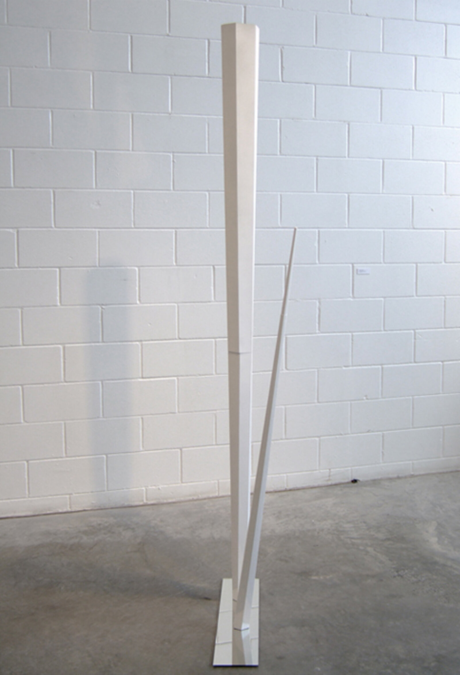 Devon Knowles, Invertible Leaner #4, 2007, painted aluminum and mirror, 78 x 36 x 6 in. (198 x 91 x 15 cm)