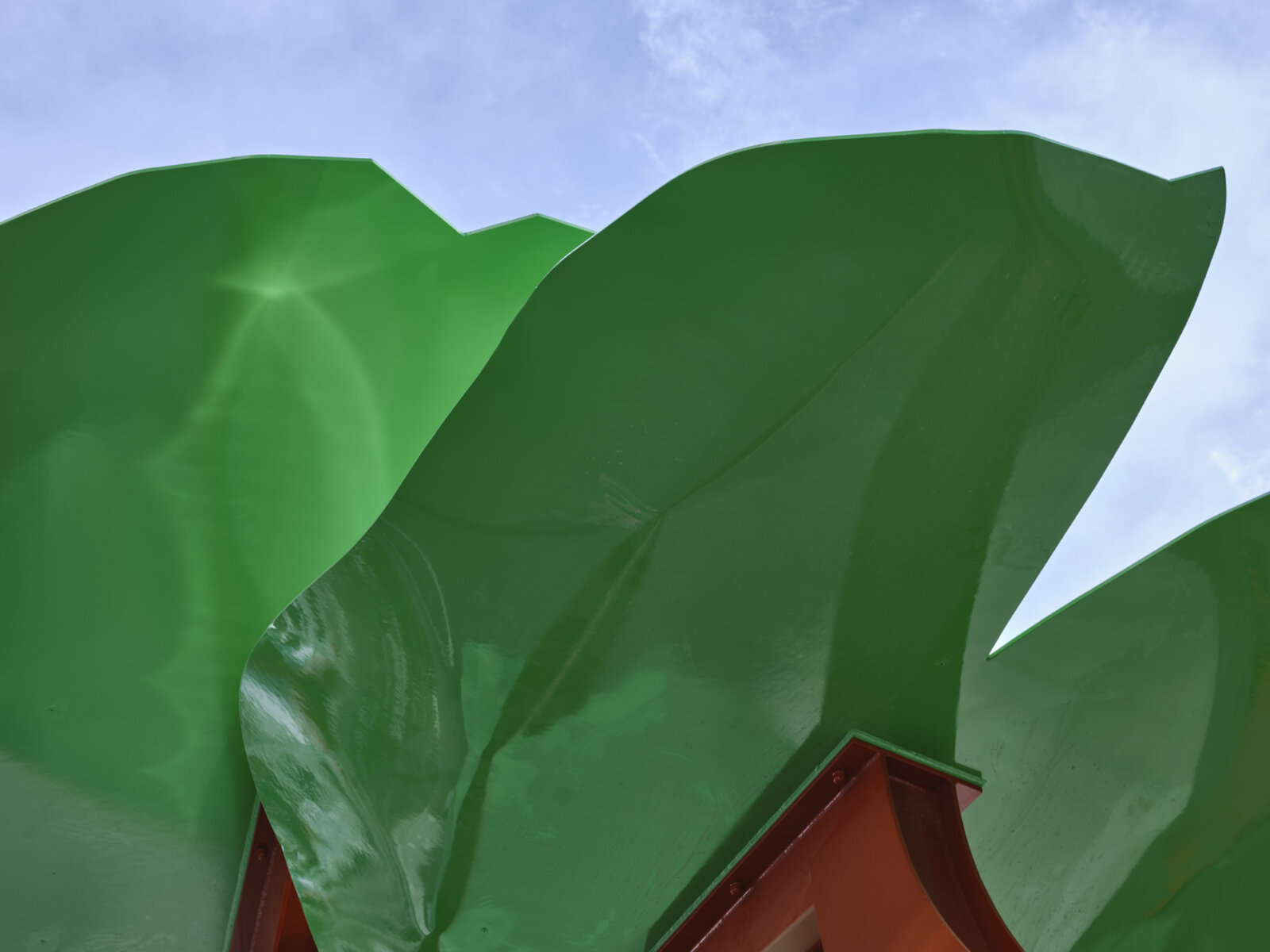 Devon Knowles, Lily Tree (detail), 2021, painted mild steel, 277 x 171 x 123 in. (705 x 434 x 312 cm). Installation view, Richmond, Canada, 2021