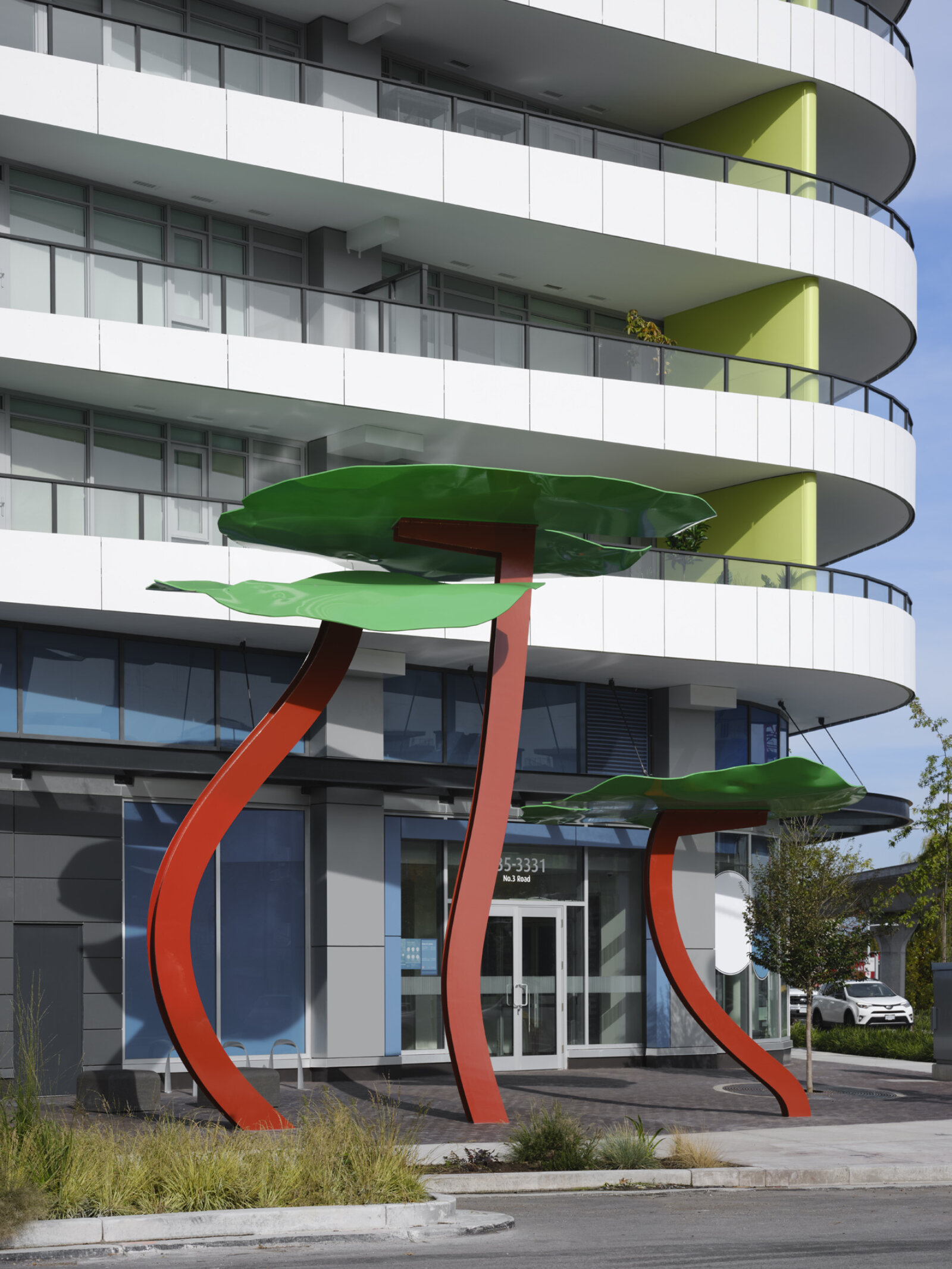 Devon Knowles, Lily Tree, 2021, painted mild steel, 277 x 171 x 123 in. (705 x 434 x 312 cm). Installation view, Richmond, Canada, 2021