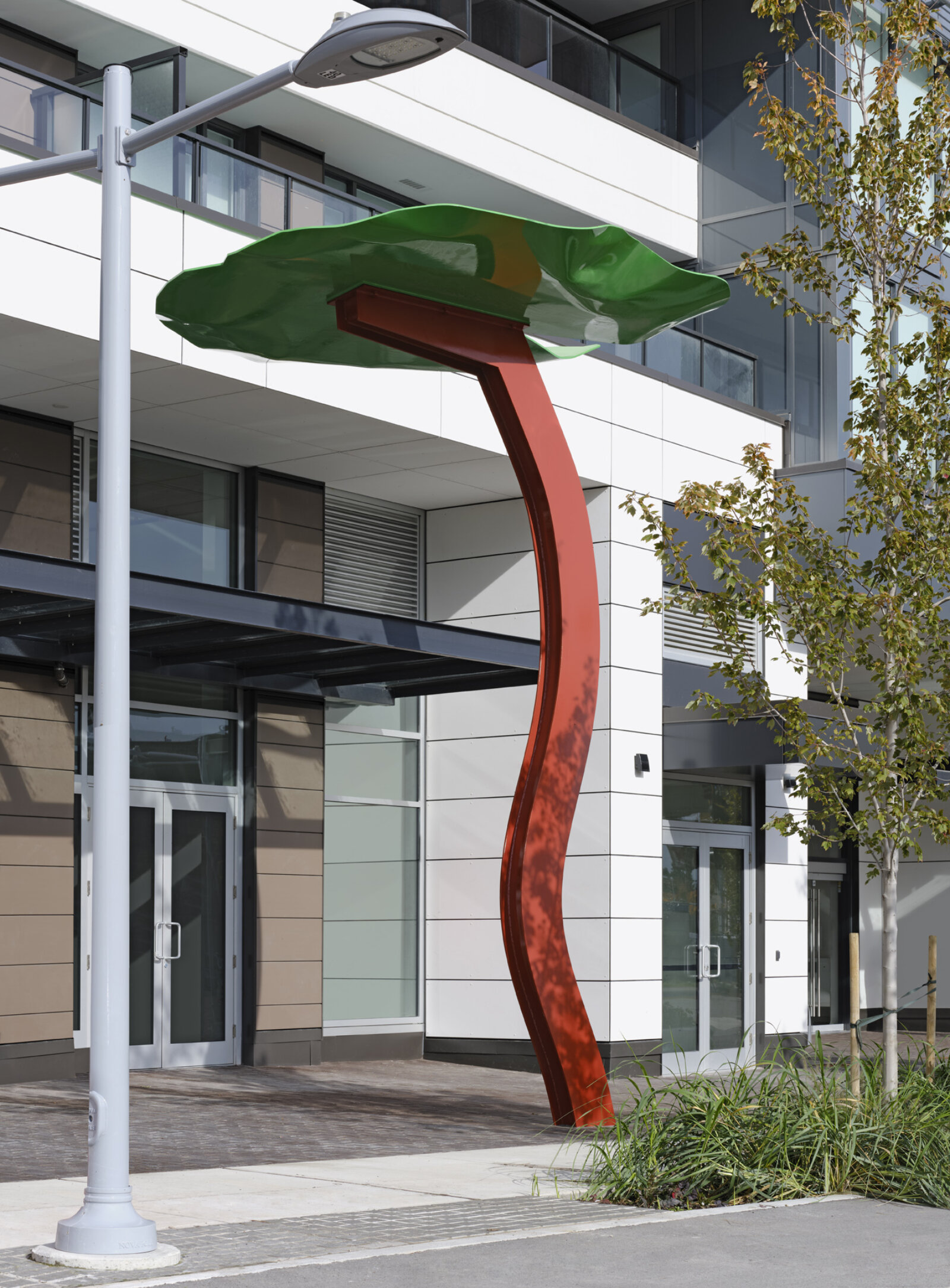 Devon Knowles, Lily Tree, 2021, painted mild steel, 277 x 171 x 123 in. (705 x 434 x 312 cm). Installation view, Richmond, Canada, 2021