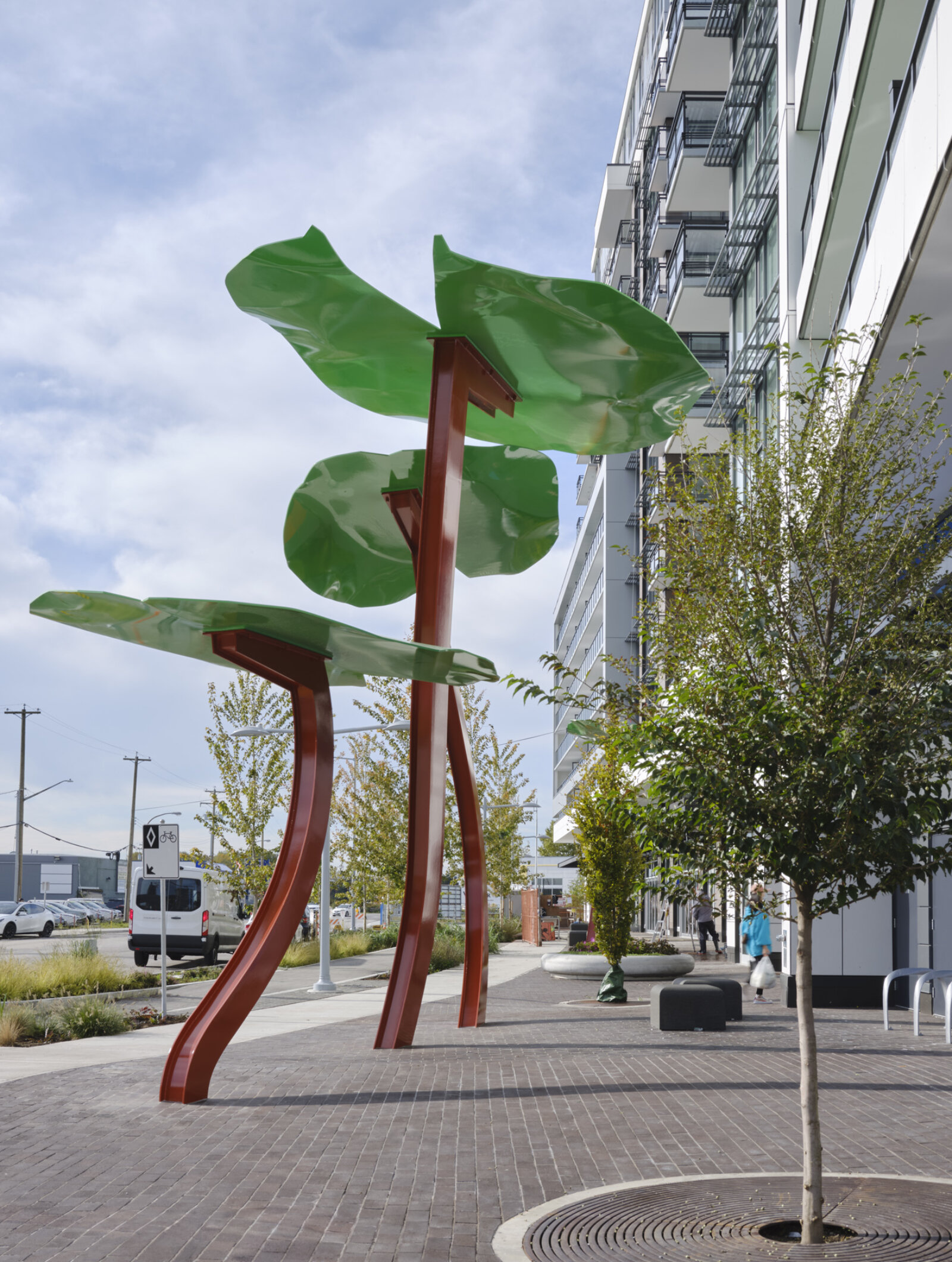 Devon Knowles, Lily Tree, 2021, painted mild steel, 277 x 171 x 123 in. (705 x 434 x 312 cm). Installation view, Richmond, Canada, 2021