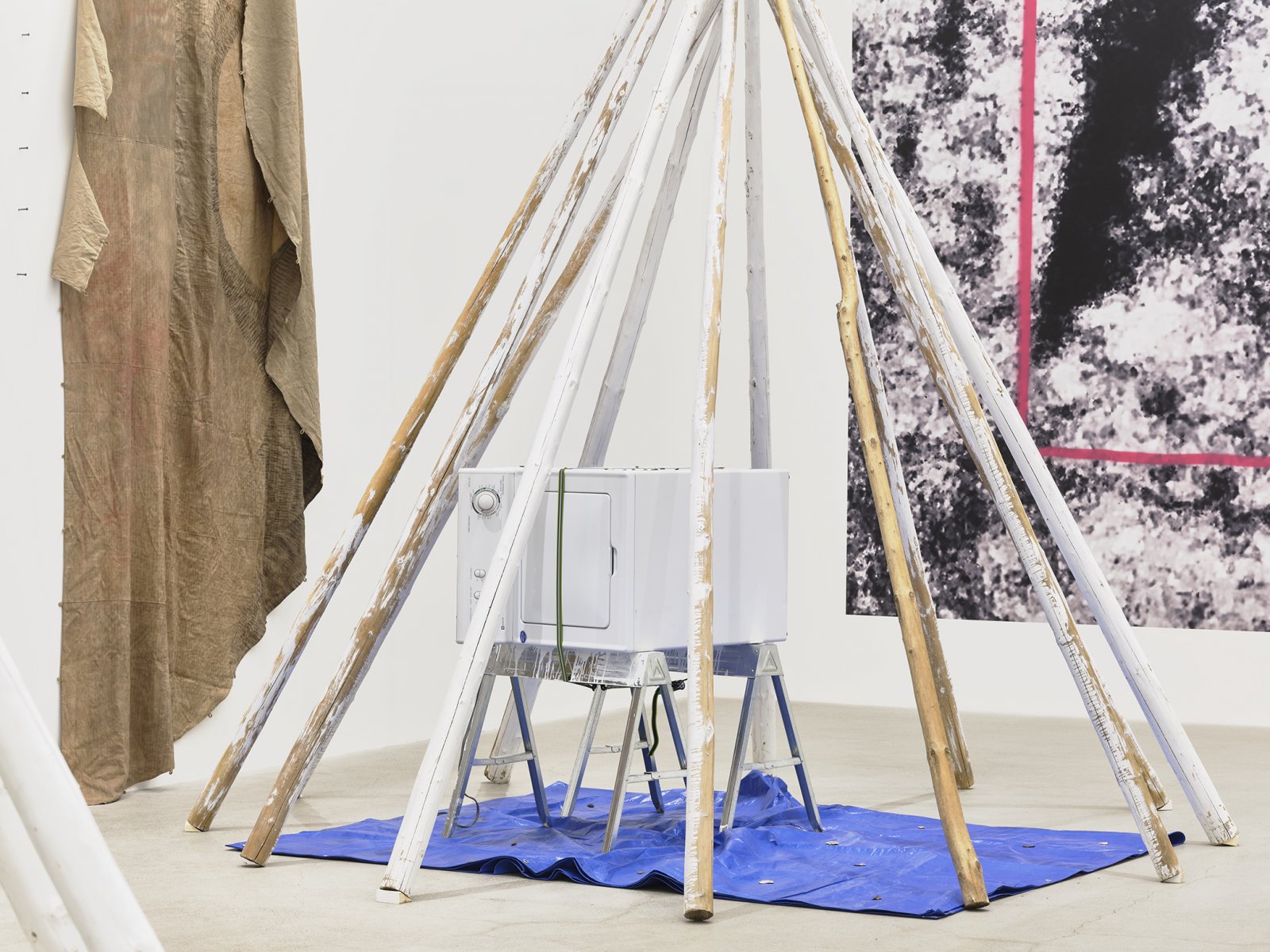Duane Linklater, anteclovis (detail), 2020, teepee poles, paint, nylon rope, tarpaulin, steel sawhorses, washing machine, tie-down strap, arrowheads, 230 x 158 x 158 in. (584 x 401 x 401 cm)