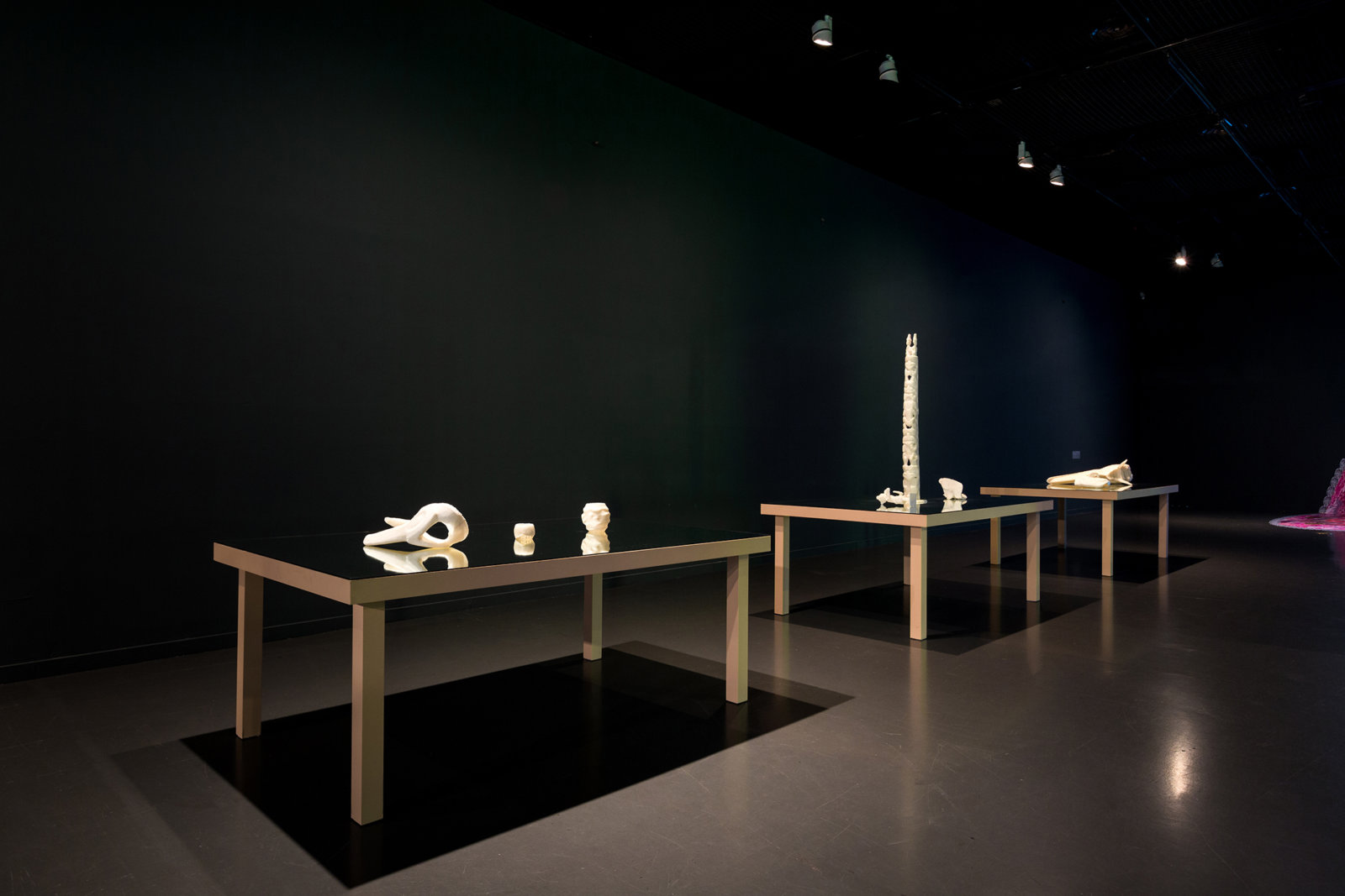 Duane Linklater, UMFA1981.016.002, UMFA1981.016.001, UMFA1981.016.004, UMFA1981.016.003, UMFA1982.001.008, UMFA2003.10.20 (Tafoya), UMFA2003.10.19 UMFAED.1998.3.21, 2015, 8 natural ABS 3D prints, mirrored tables, dimensions variable. Installation view, SeMA Biennale, Mediacity Seoul, Seoul Museum of Art, Seoul, Korea, 2016.
