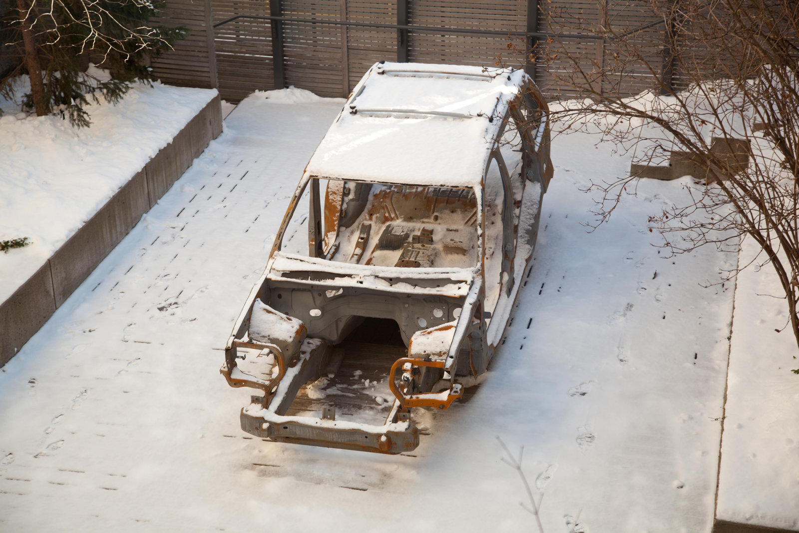 Duane Linklater, 2005 Grand Jeep Cherokee, 2013, steel frame of artist’s vehicle. dimensions variable