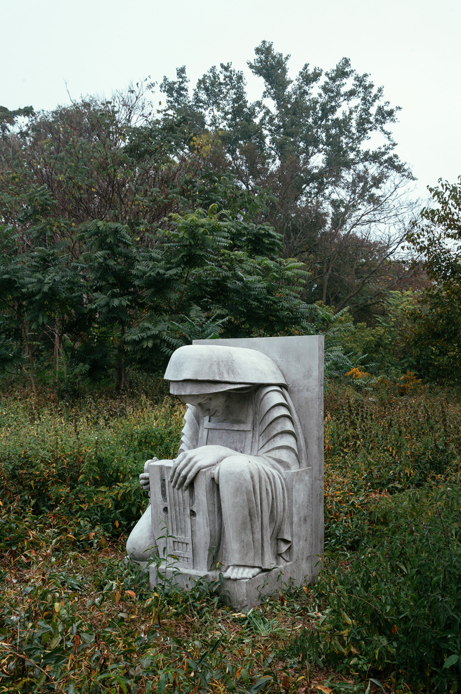 Duane Linklater, Monsters for Beauty, Permanence and Individuality, 2017, 14 cast concrete sculptures, dimensions variable. Installation view, Lower Don River Trail, Don River Valley Park, Toronto, 2017