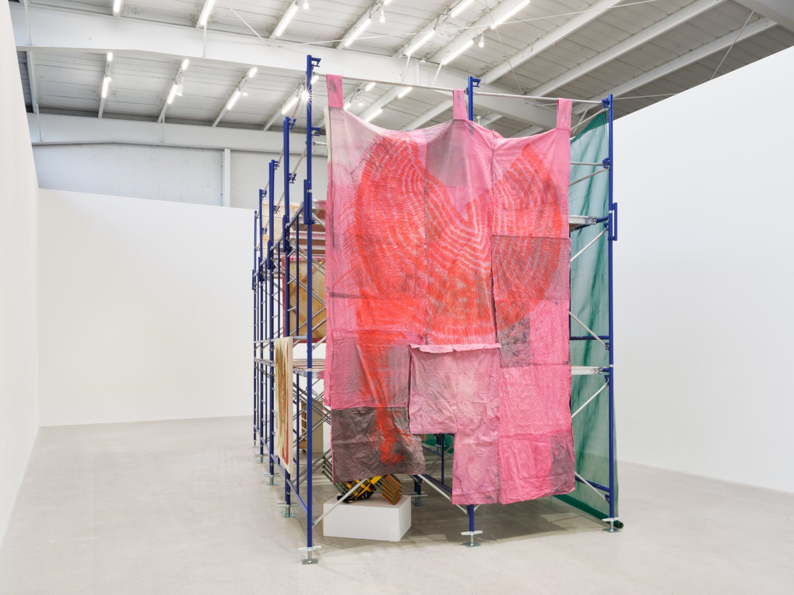 Duane Linklater, teŝipitâkan_cache_1, 2024, scaffolding, scrim, 7 paintings, 5 sculptures, performance, 172 x 258 x 126 in. (437 x 655 x 320 cm)