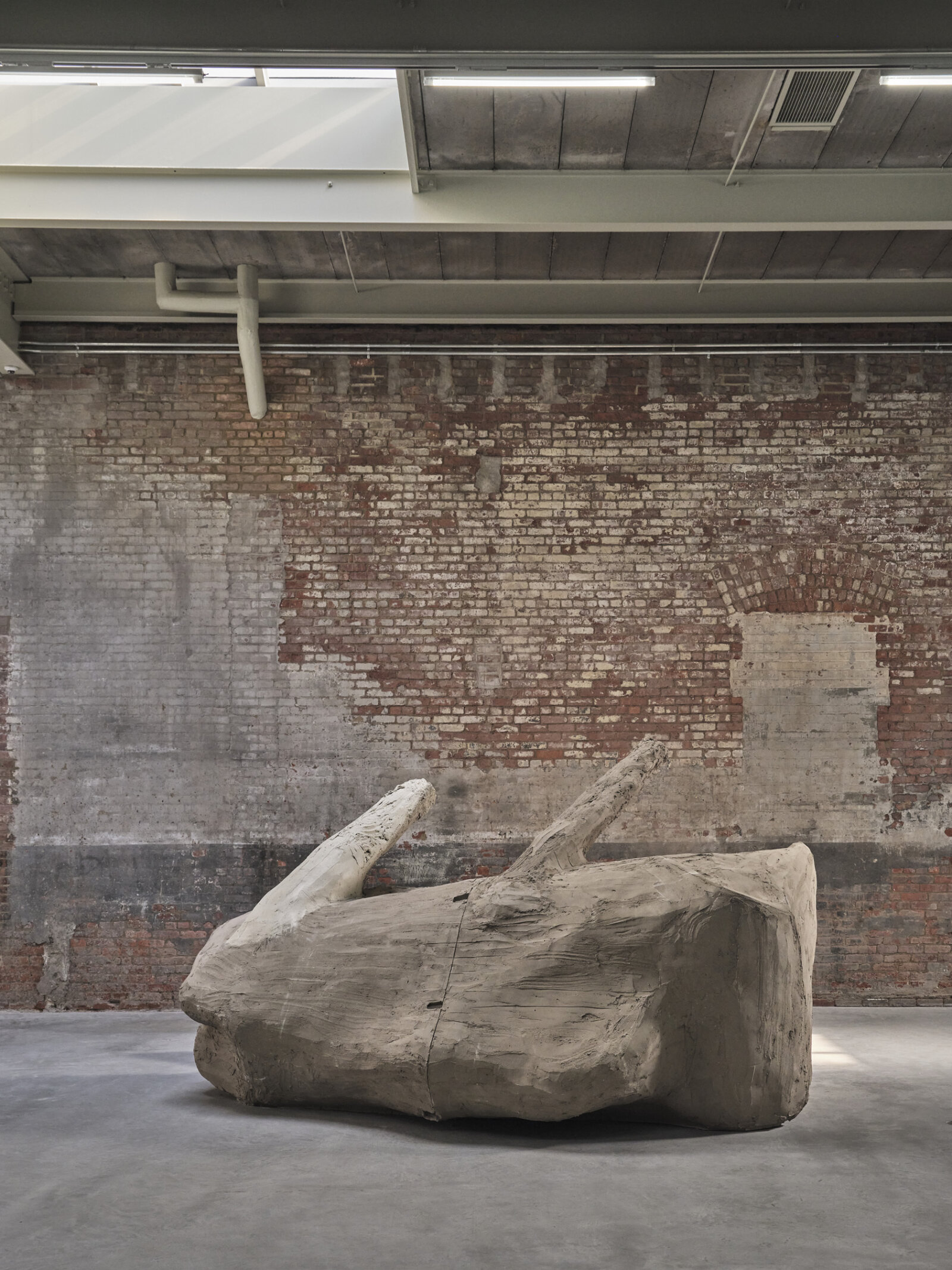 Duane Linklater, wallowposition 2, 2025, plaster on foam, acrylic paint, 51 x 115 x 83 in. (130 x 292 x 212 cm)