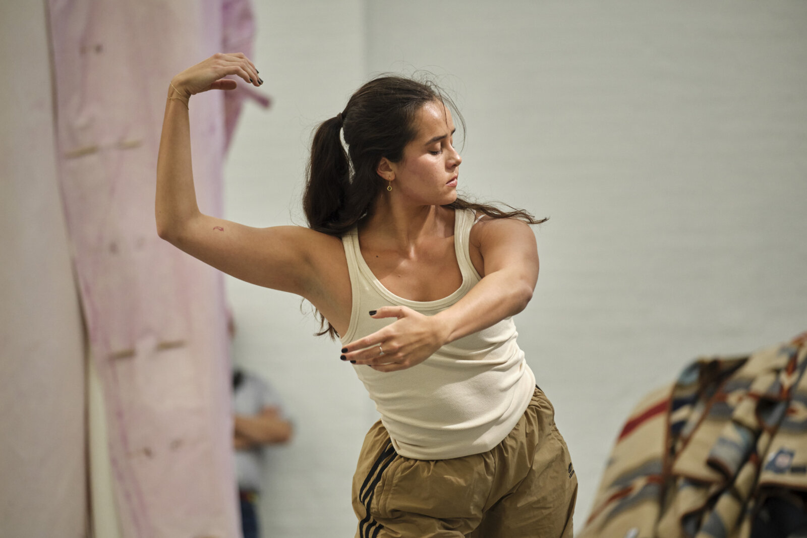 Tanya Lukin Linklater, bison bison (dance_hum for dirtbath), 2025, performance view, Dia Chelsea, New York, USA, 2025. Photo: Don Stahl. Courtesy Dia Art Foundation⁠