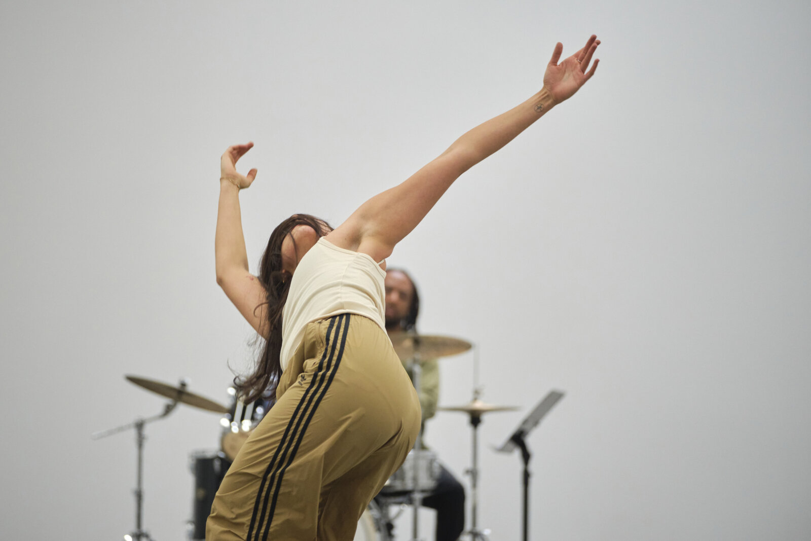 Tanya Lukin Linklater, bison bison (dance_hum for dirtbath), 2025, performance view, Dia Chelsea, New York, USA, 2025. Photo: Don Stahl. Courtesy Dia Art Foundation⁠