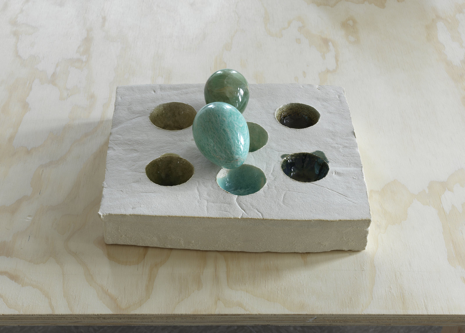 Christina Mackie, Palette no. 4, 2014, stoneware, amazonite, fluorite, 5 x 10 x 8 in. (12 x 26 x 20 cm)