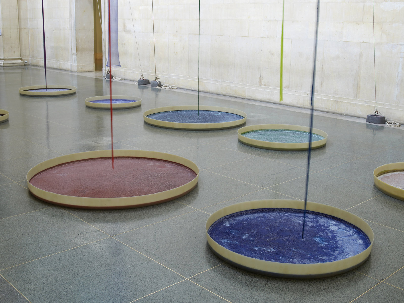 Christina Mackie, Filters (detail), 2015, silk, linen, nylon, resin, aluminium, pulleys, swivels, glass, fibreglass, dye, hemp, sisal and nylon ropes, dimensions variable. Installation view, the filters, Tate Britain, London, UK, 2015