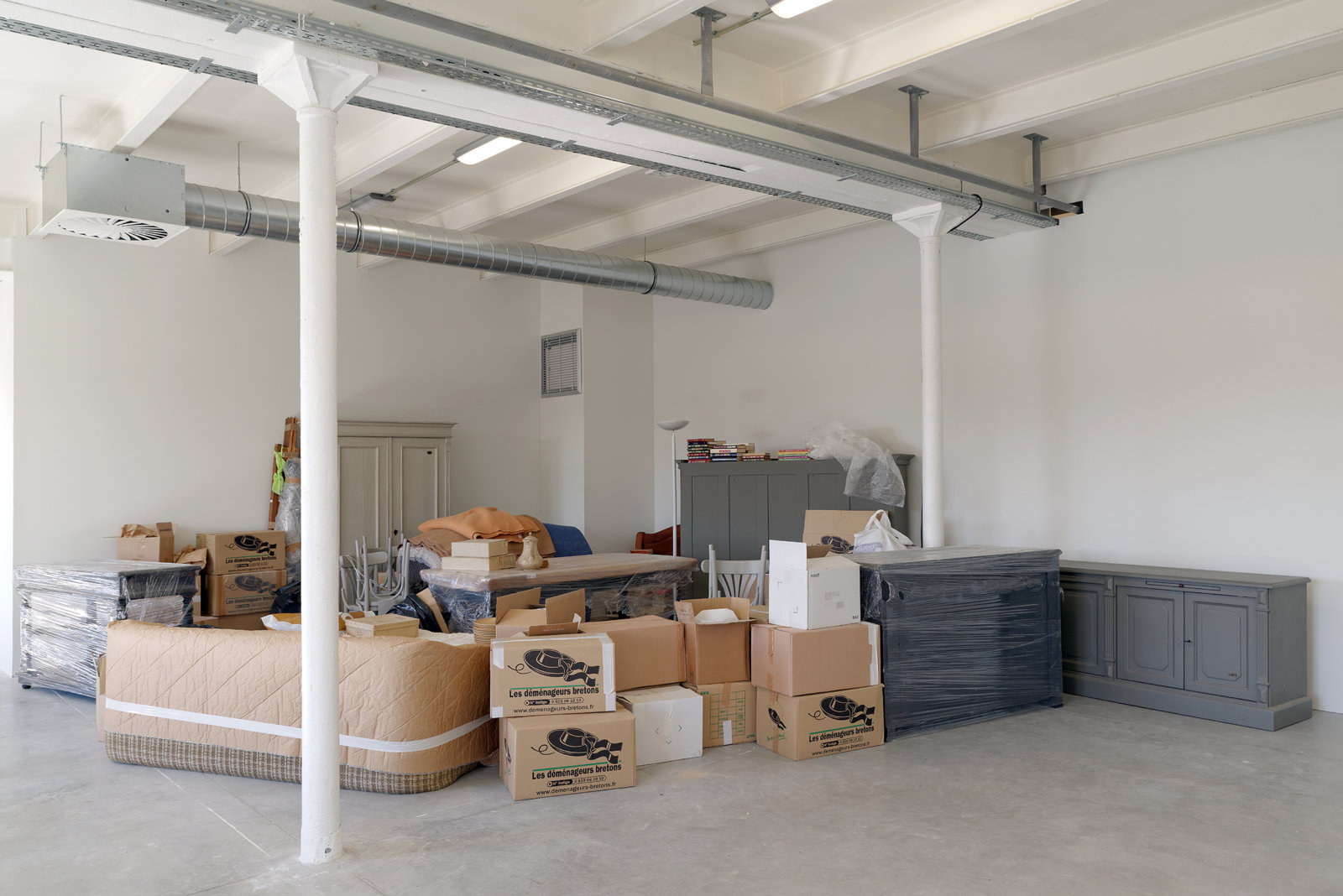 Liz Magor, One Bedroom Apartment, 1996, polyester resin, contents of a one-bedroom apartment, dimensions variable. Installation view, No	Fear,	No	Shame,	No	Confusion,	Triangle	France,	Marseille,	France, 2013
