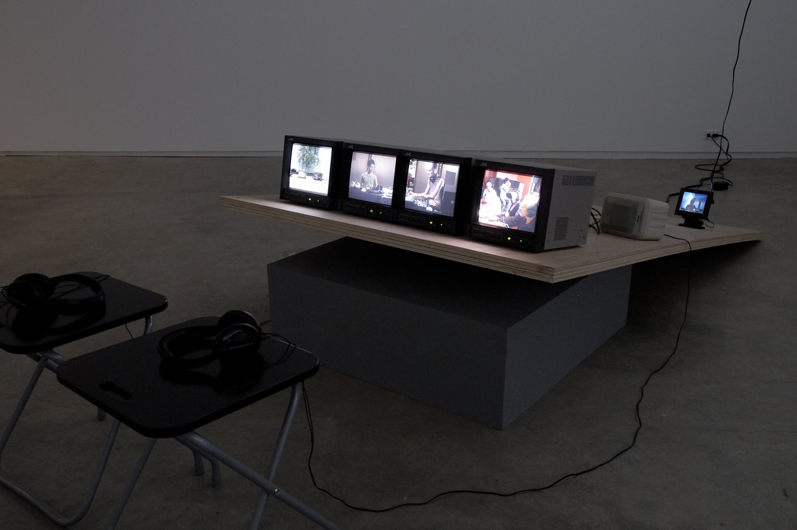 Judy Radul, Five Pieces of Relation: Attention to the people in the plaza, Use both hands to respond by ringing, Anxious causality laptop version, Animal Voices on the air, On the verge of appearing live, 2006, mixed media, 32 minutes by Judy Radul
