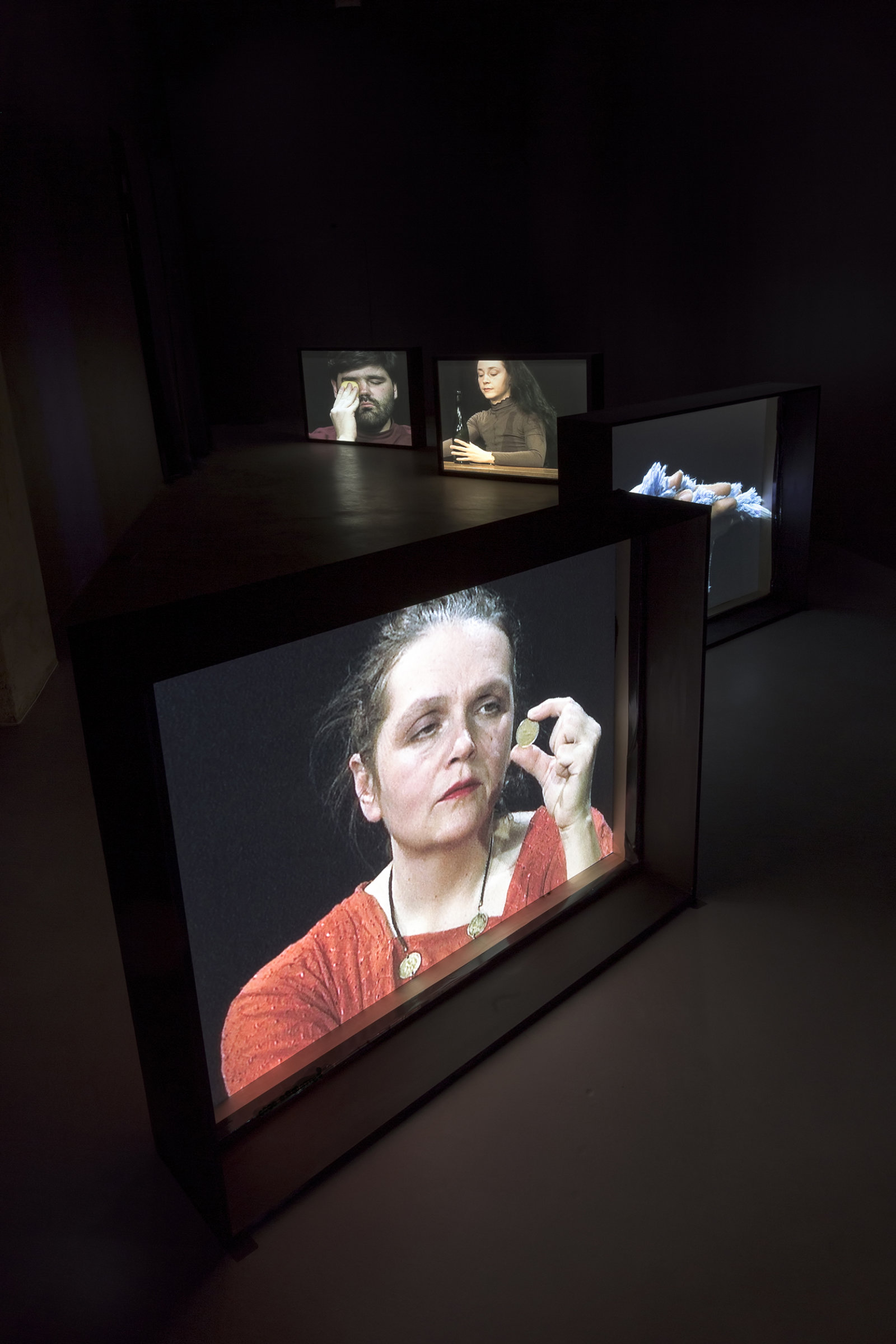 Judy Radul, In Relation to Objects, 1999, 4 channel installation, 14 minutes