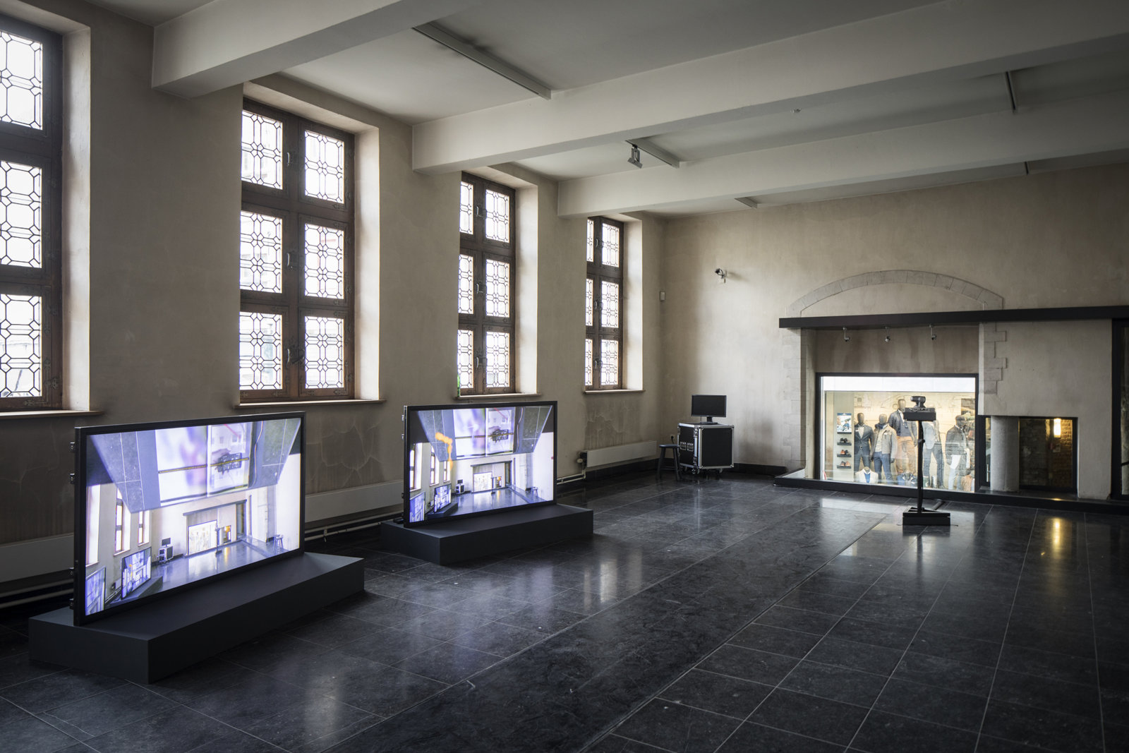 Judy Radul, The Book of Glass, 2017, multimedia installation, live cameras (HD teleconferencing cameras) with custom control system for camera choreography recording and playback, dimensions variable. Installation view, Planetary Records: Performing Justice Between Art and Law, Contour Biennale 8: Polyphonic Worlds: Justice as Medium, Mechelen, Belgium, 2017