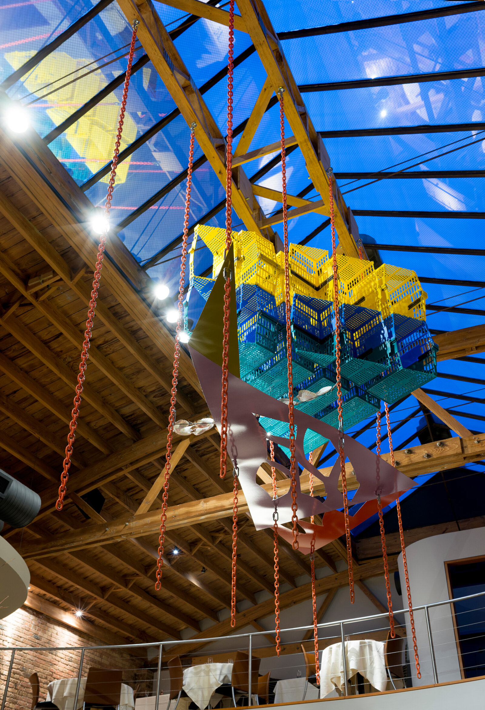 Jessica Stockholder, Another Piece of Pie, 2015, plastic shopping baskets, metal plate, paint, chains, hardware, metal rod, scallop shells, 144 x 132 x 72 in. (366 x 335 x 183 cm). Installation view, MN Restaurant, Chicago, USA
